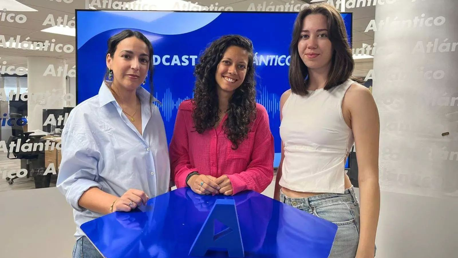 As investigadoras Cristina Velasco, Xochitl Édua e Jimena Novás, no set de Atlántico.