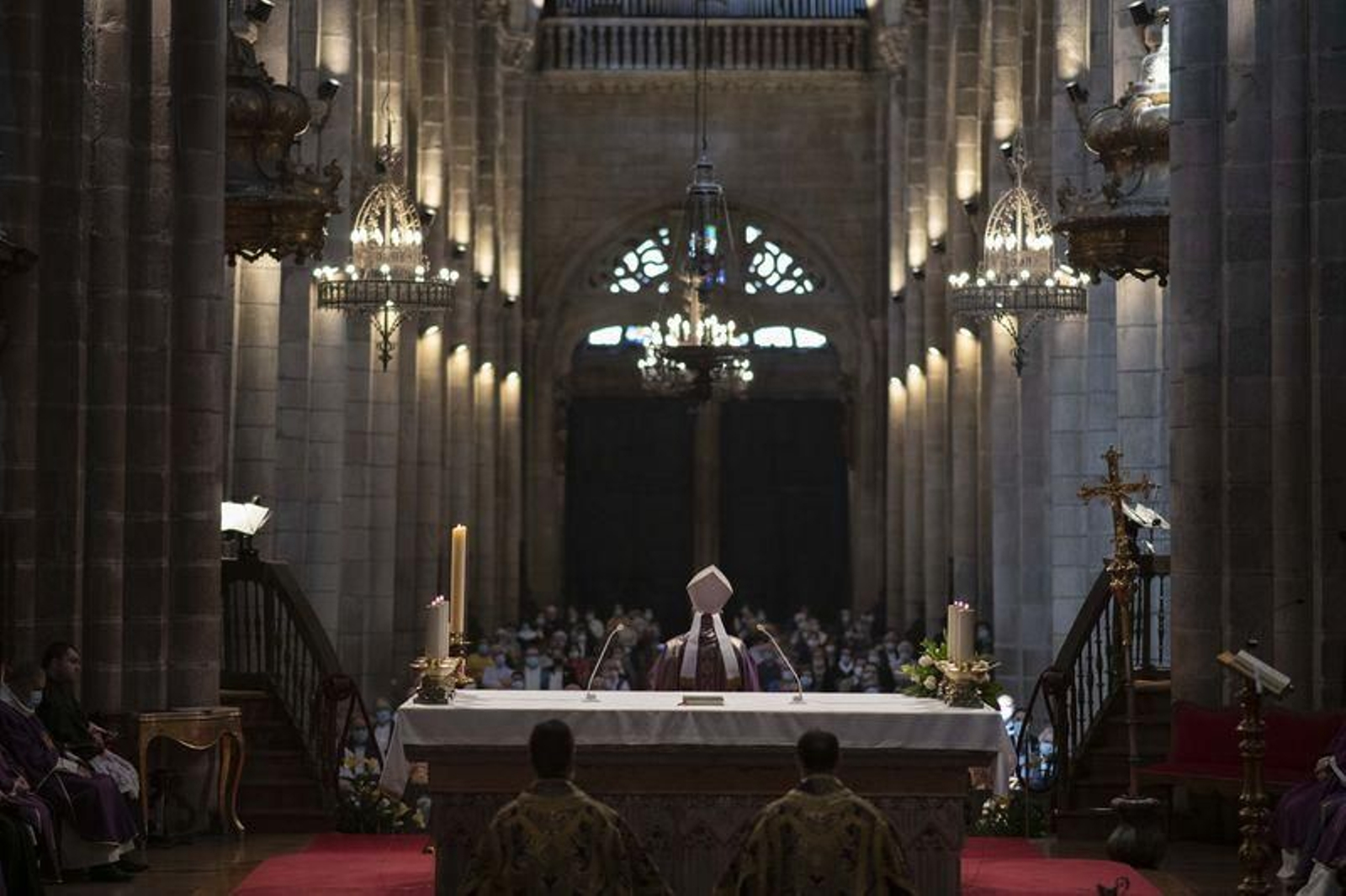 La Catedral de Ourense acoge el funeral en memoria de las víctimas mortales del covid // FOTO: Xesús Fariñas