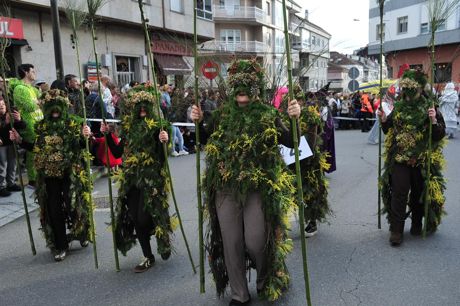 Galería | Color y retranca se pasean por las calles de A Valenzá durante su Martes de Entroido