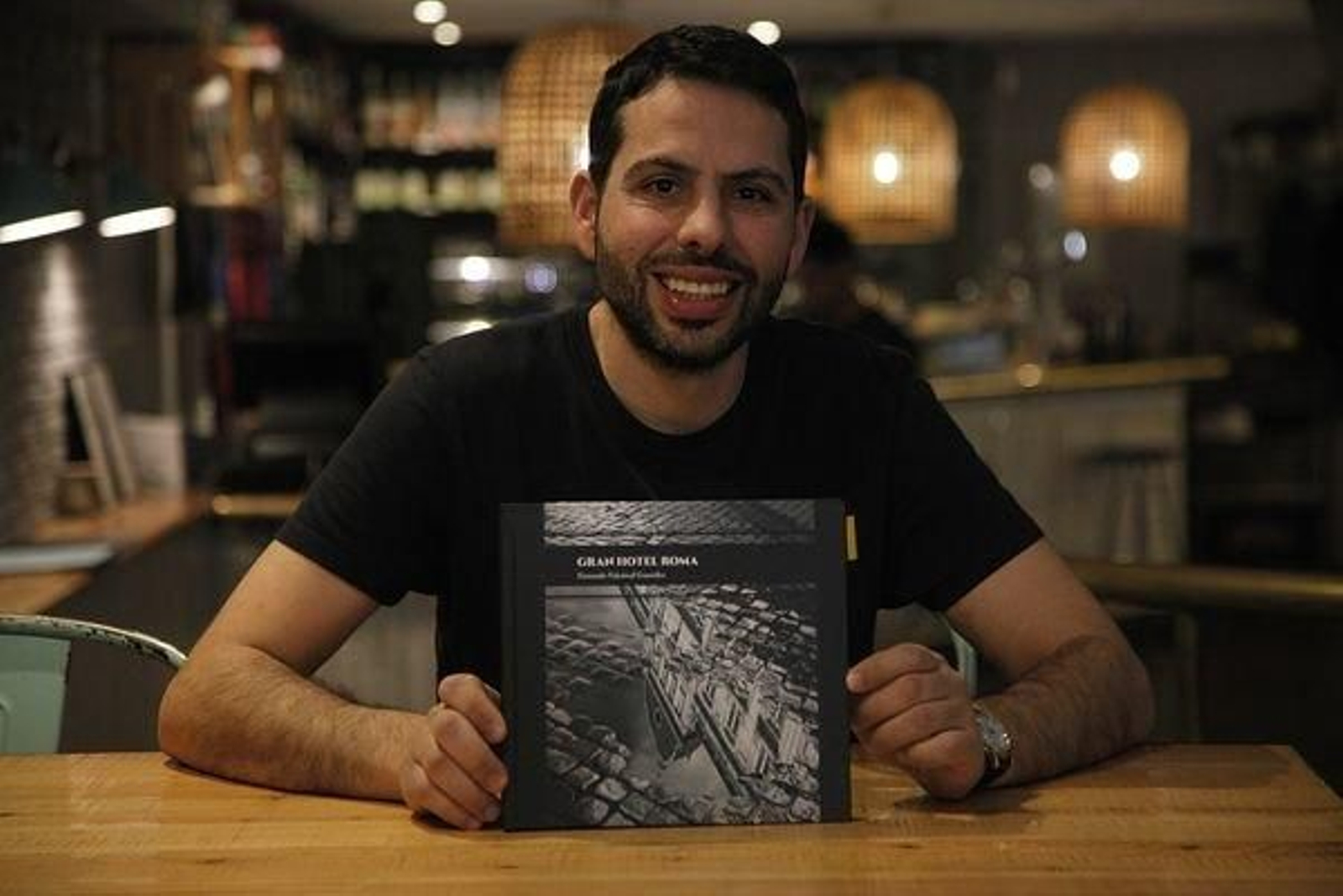 Fernando Valcárcel posa con su libro. (FOTO:MIGUEL ÁNGEL)