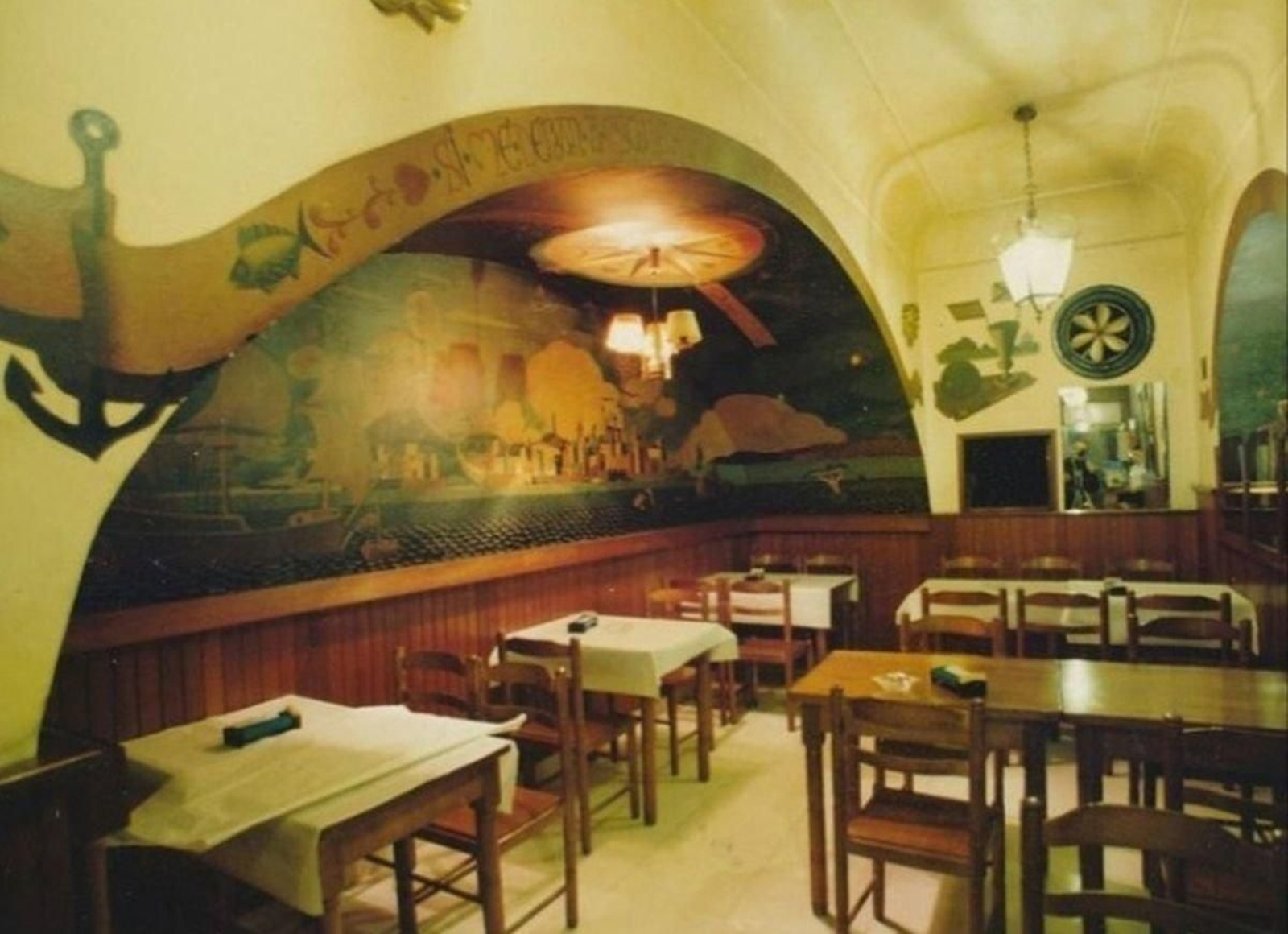 El restaurante Fornos, ya cerrado, con uno de los murales de Lugrís en A Coruña.