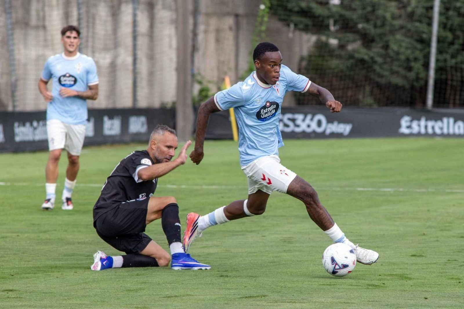 El camerunés Germain Milla supera la defensa del David Ferreiro.
