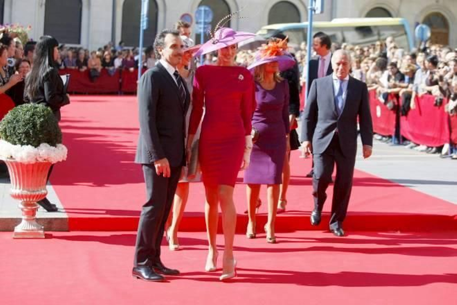 La modelo Nieves Álvarez (c) a su llegada a la iglesia Nuestra Señora de Gracia