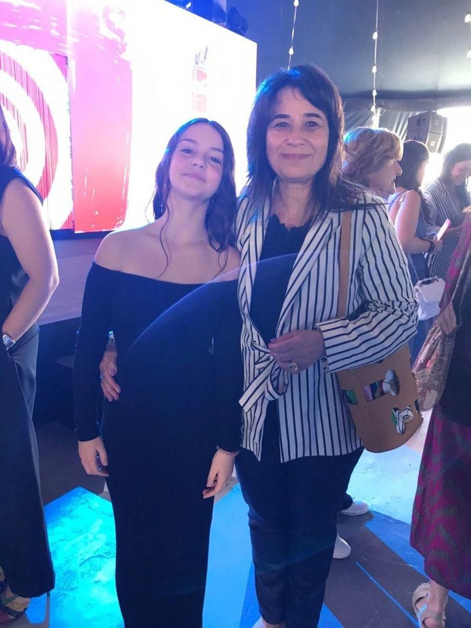 Elisa Varela junto a su profesora.