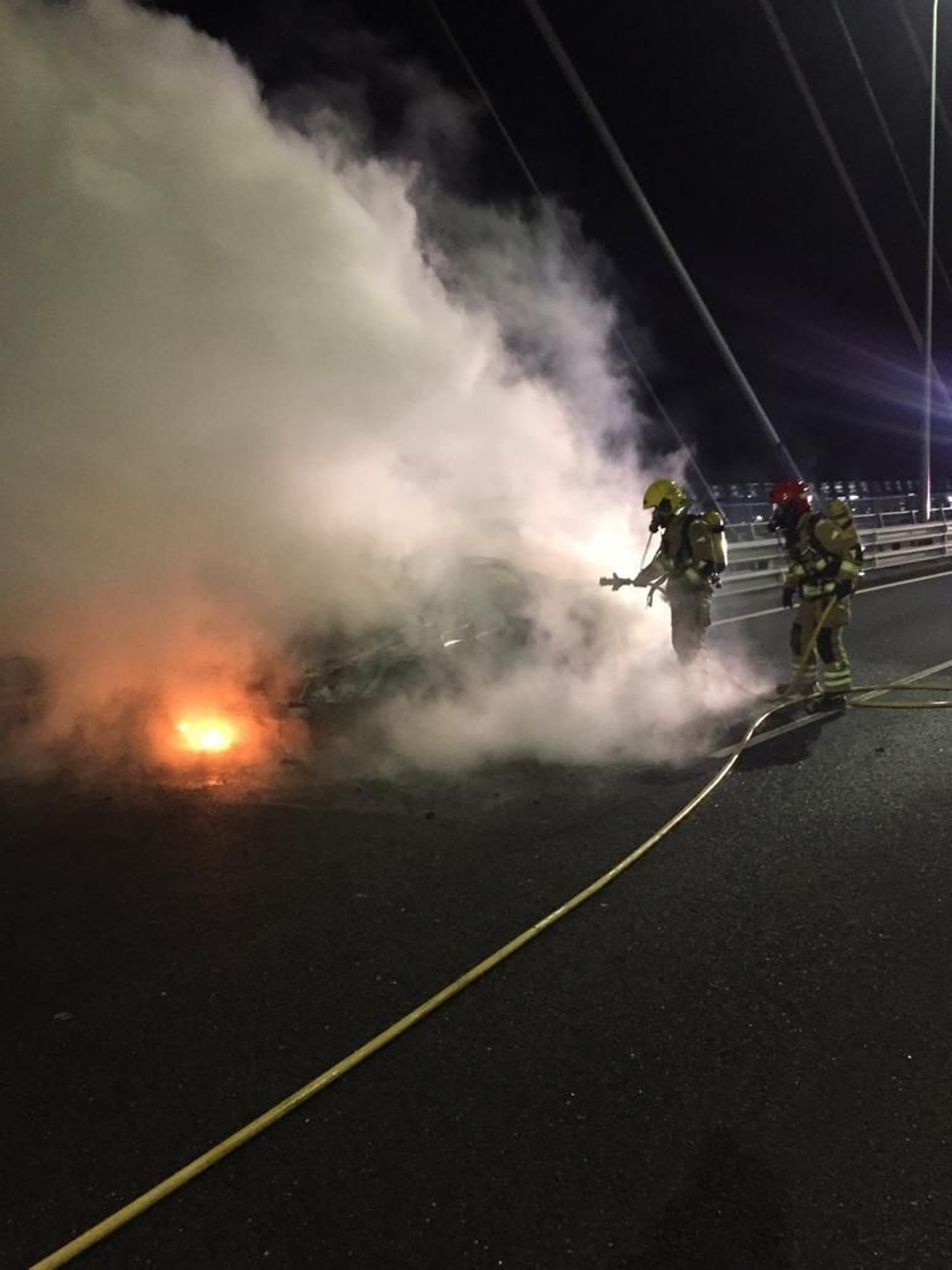Arde un coche en el medio del puente de Rande // Alberte
