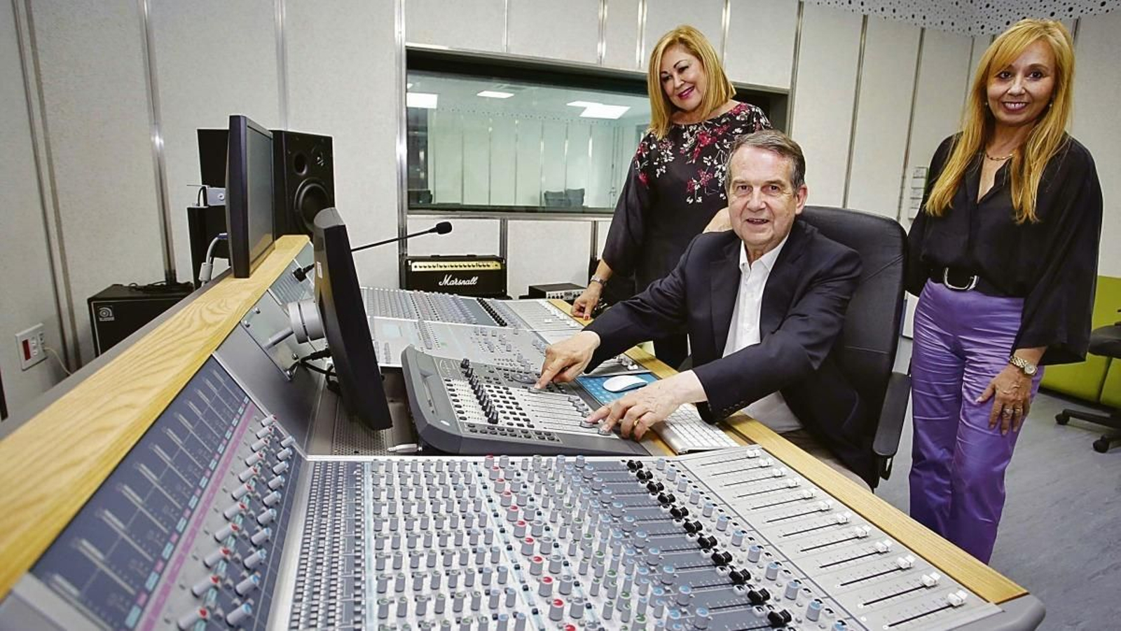 Abel Caballero en las instalaciones de Vigosónico, con las concejalas Yolanda Aguiar de Bienestar Social y Carmen Lago de Turismo y Juventud.
