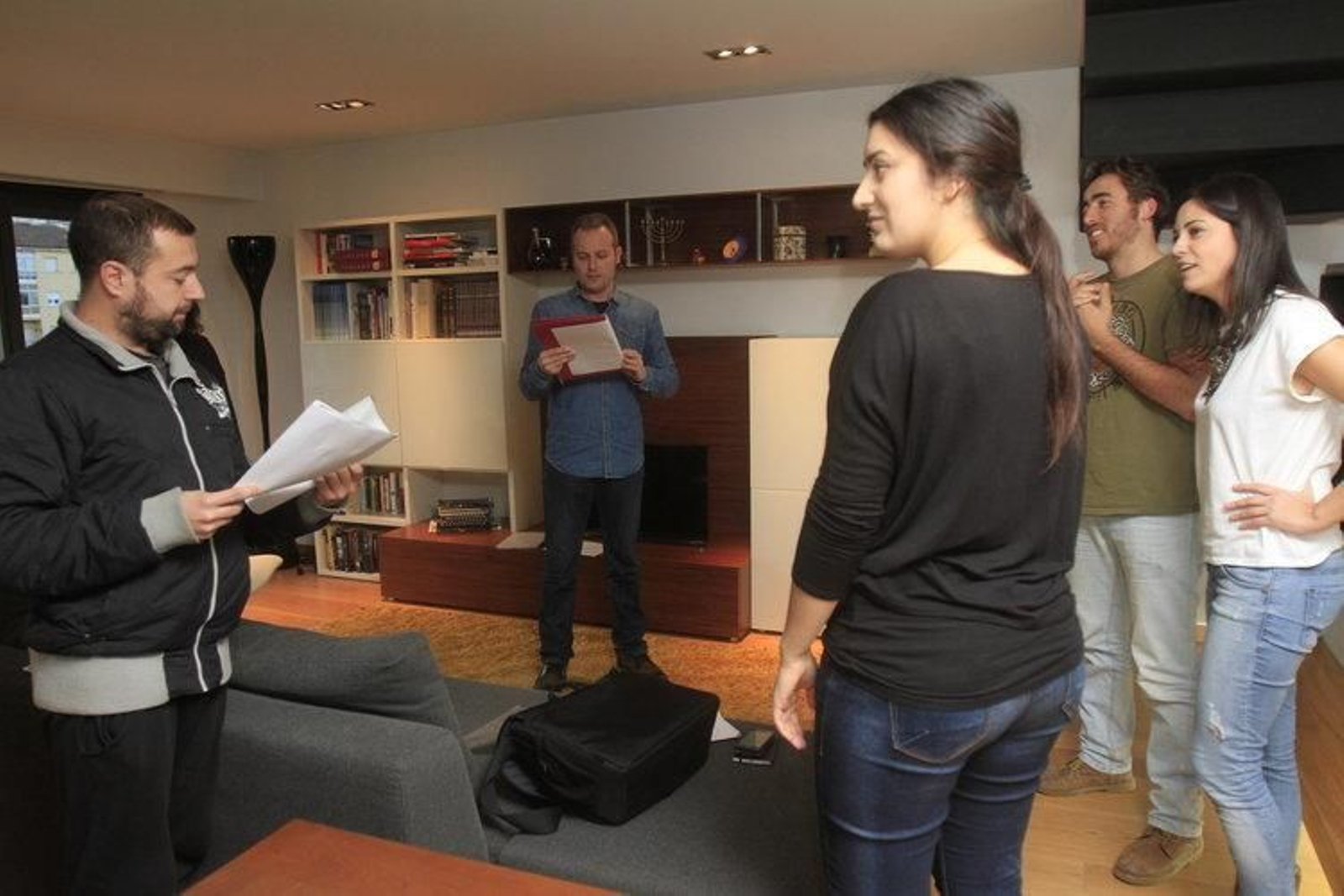 Saibene (centro), con los actores, en el ensayo general del cortometraje, ayer