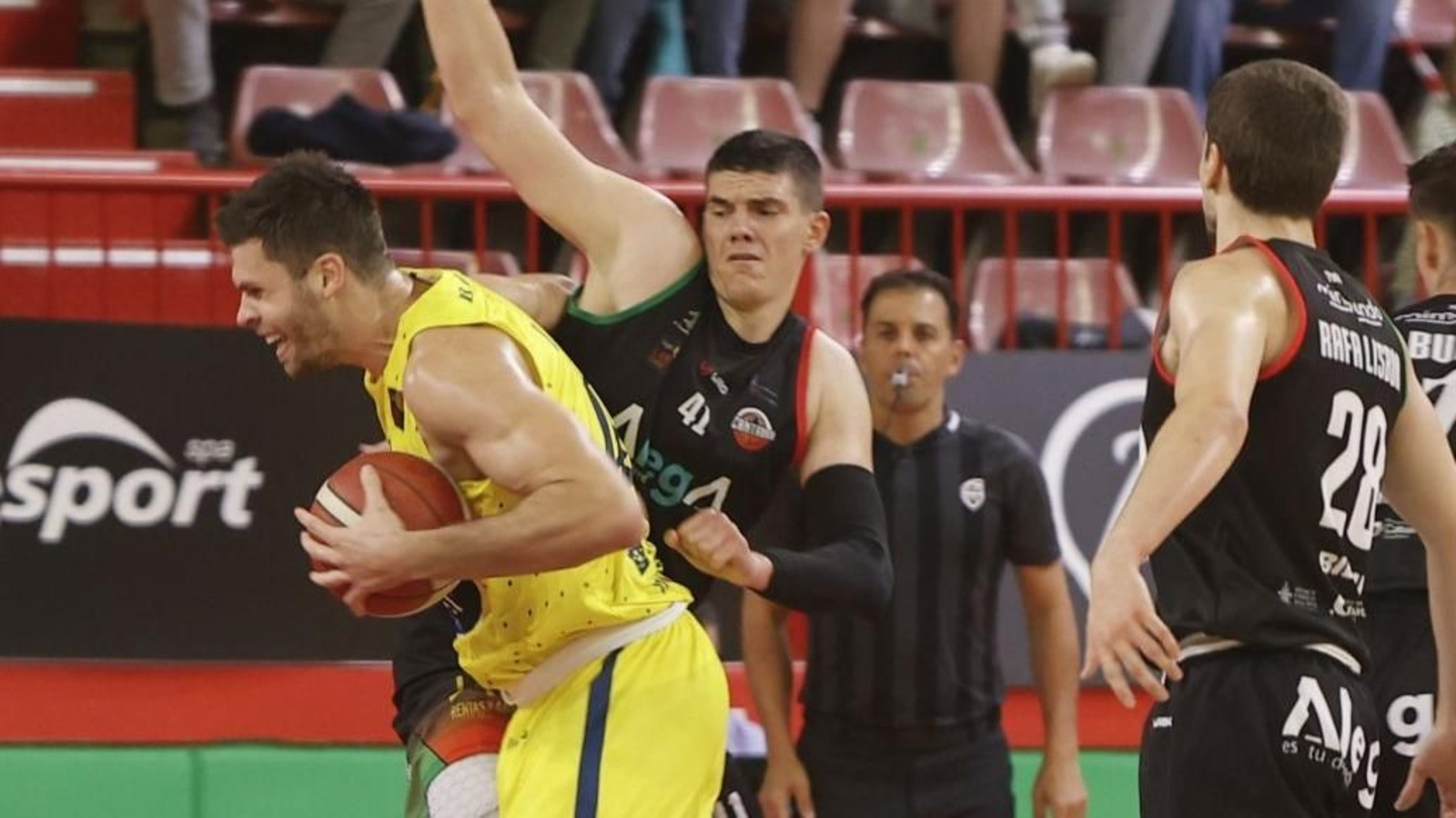 Radic pugna con Radunic en el duelo en Cantabria. DIARIO MONTAÑÉS