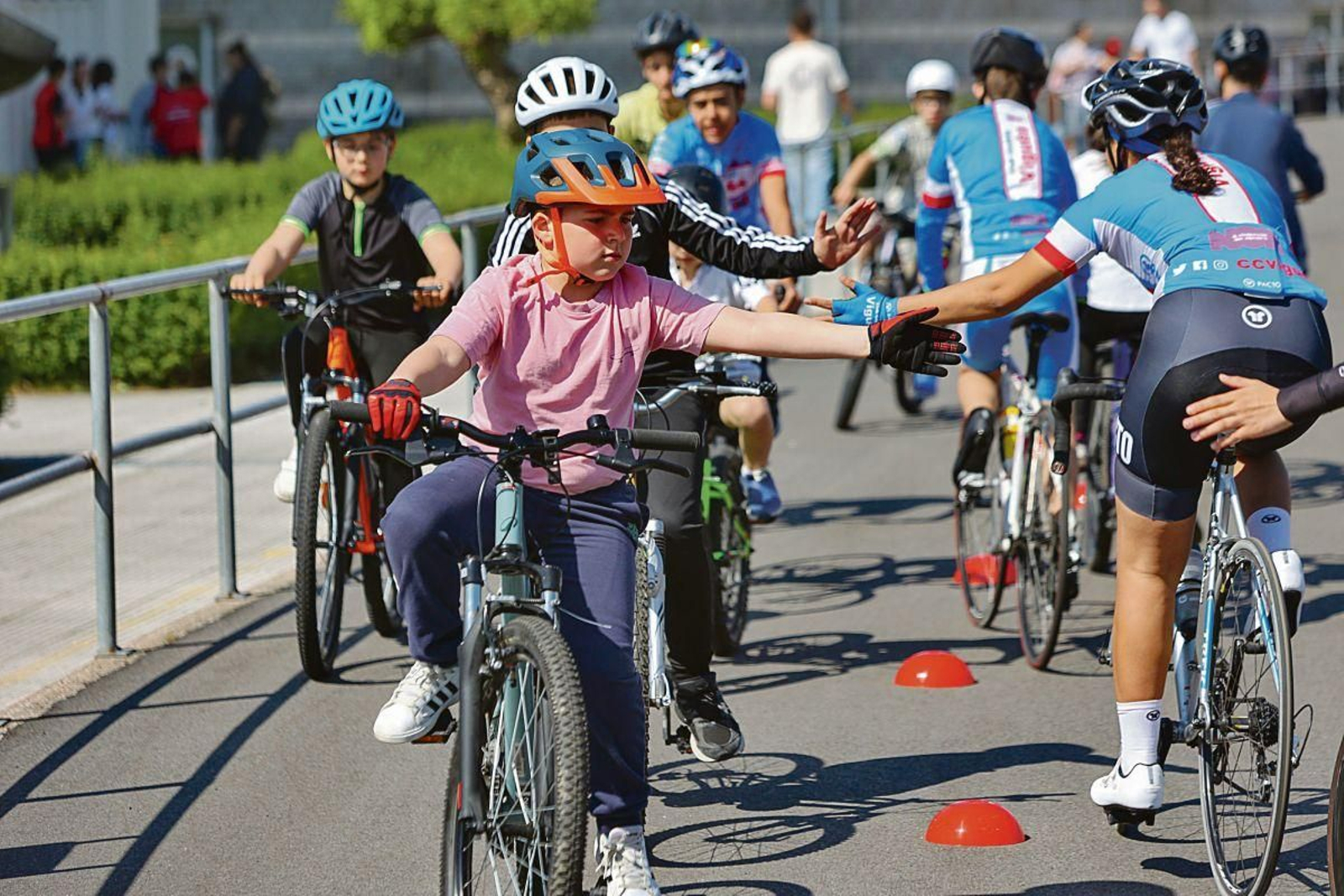 La coordinadora María José Prado Villar, rodeada de jóvenes corredores del Club Ciclista Vigués.