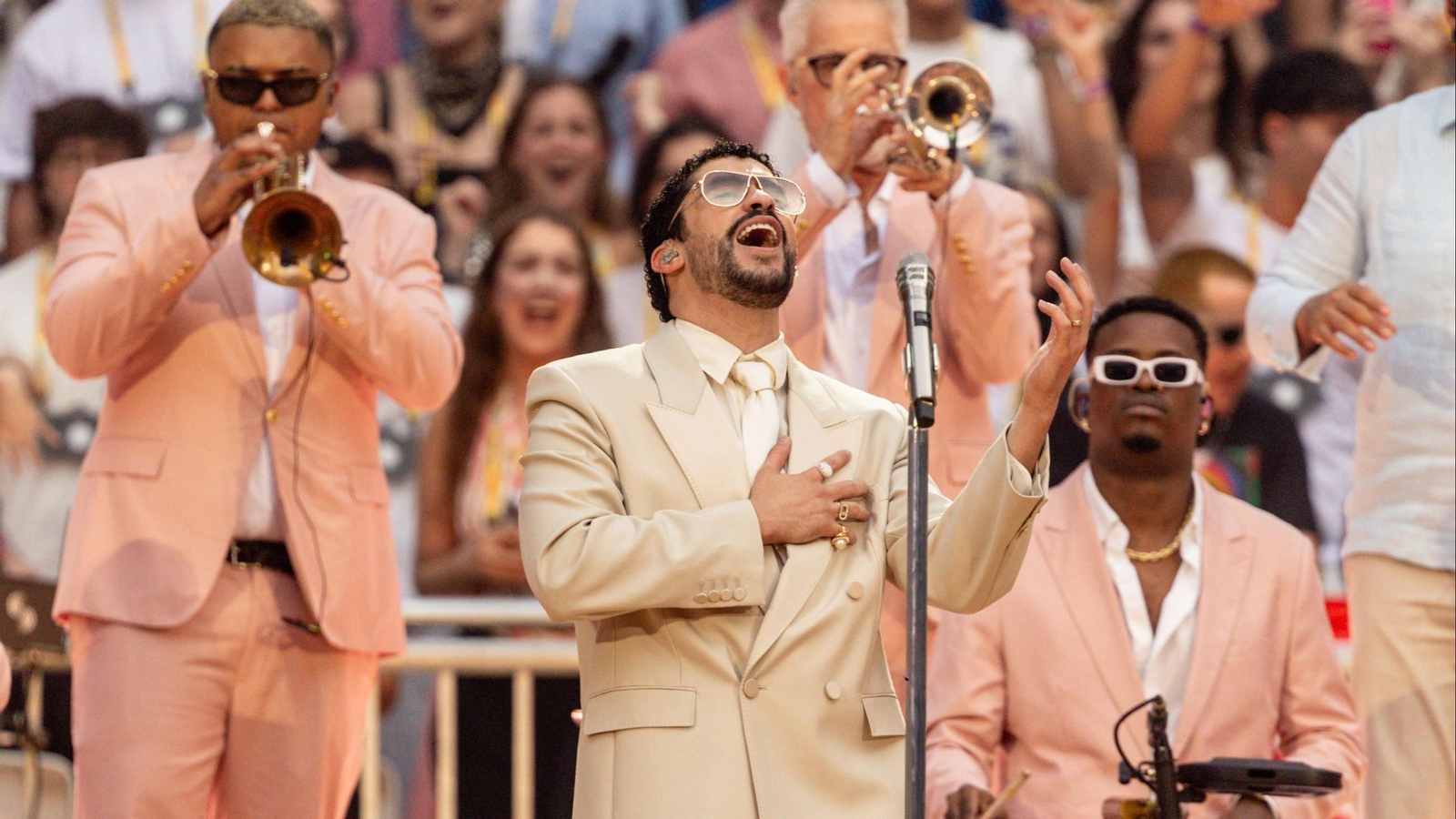 El cantante Bad Bunny actúa durante su último concierto.