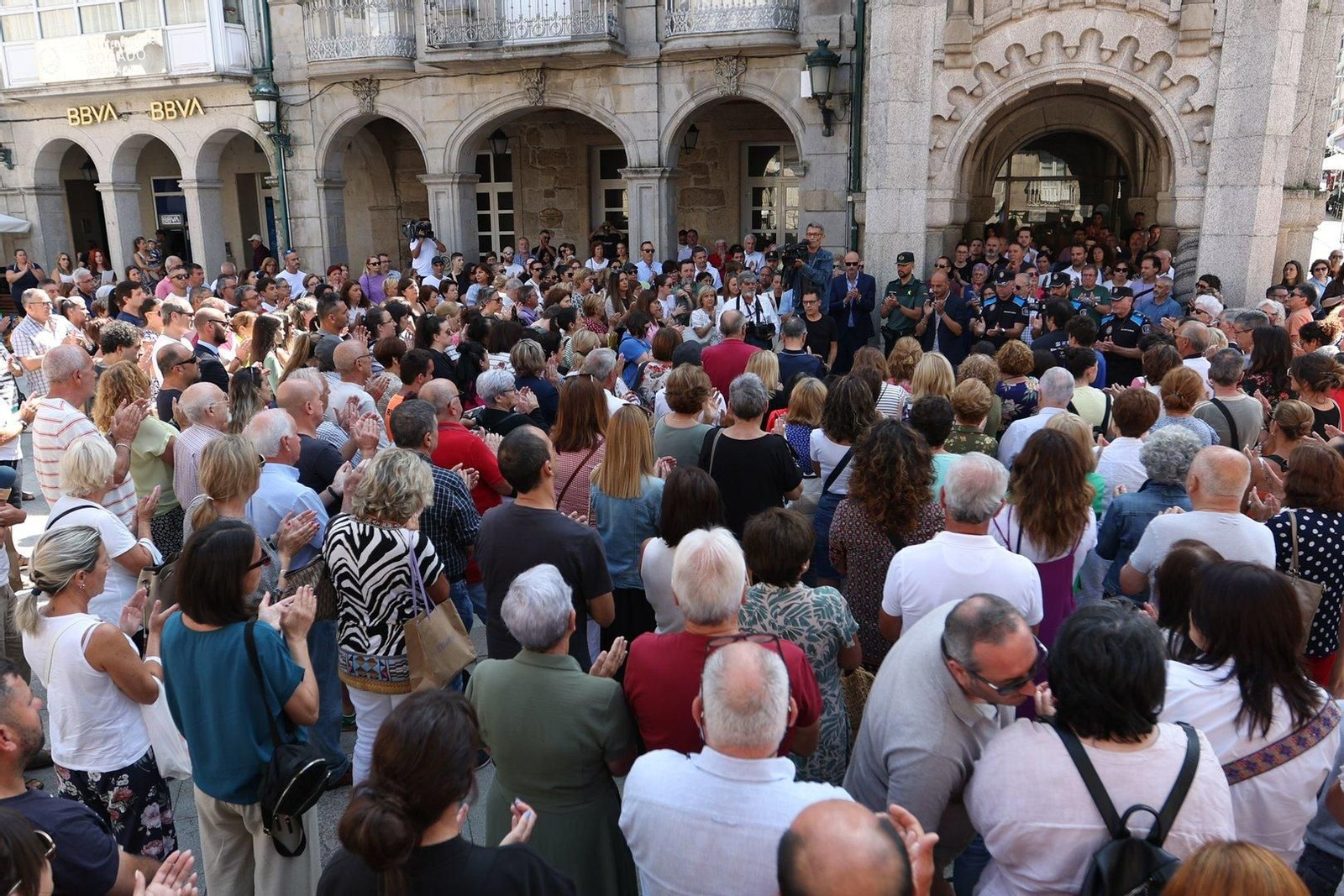 Minuto de silencio multitudinario en el Concello de O Porriño por la muerte del niño en el coche de su madre. (Alberte)