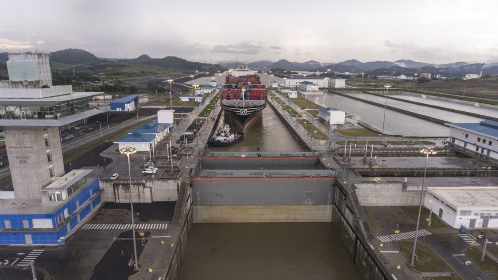 Un barco de mercancías atraviesa el Canal de Panamá.