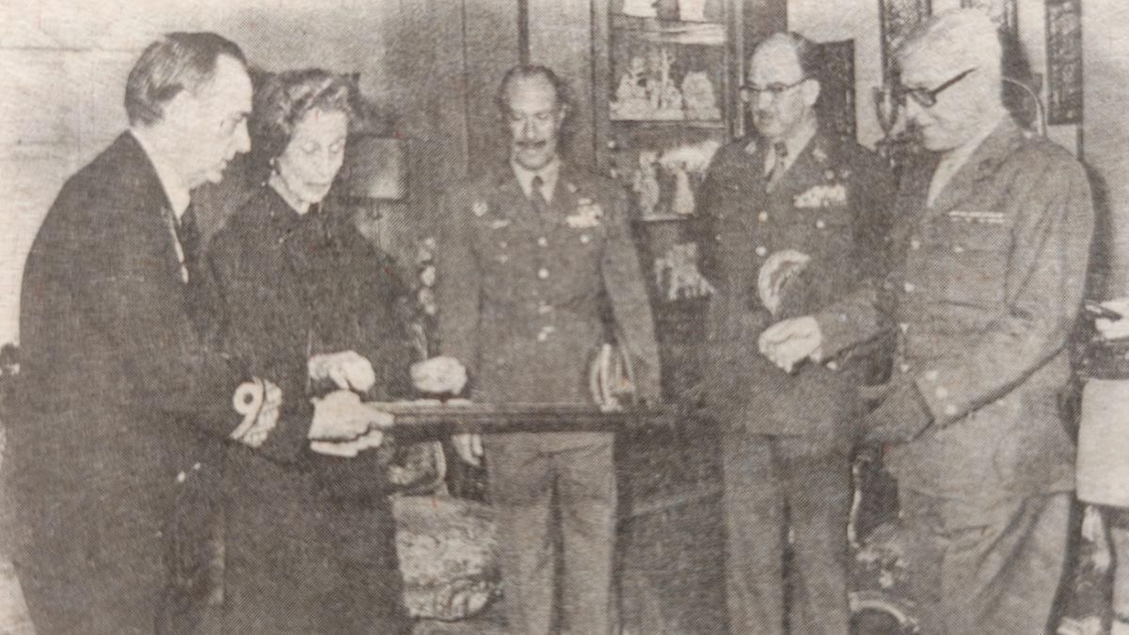Doña Carmen Polo entrega el bastón de mando.