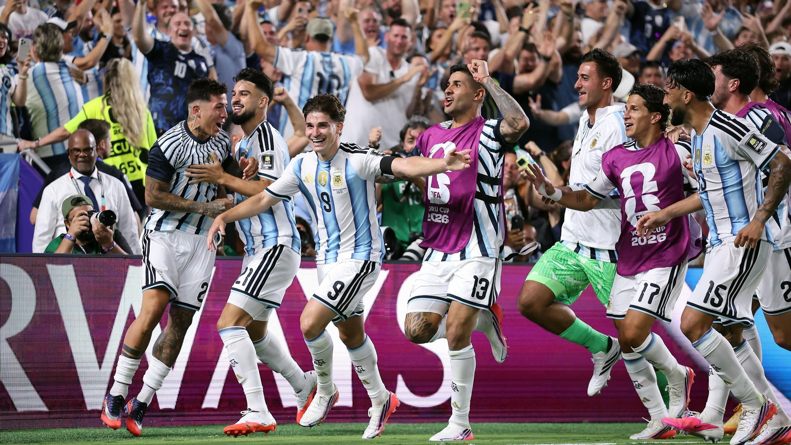 la celebración de Aregntina tras el gol de Julián.