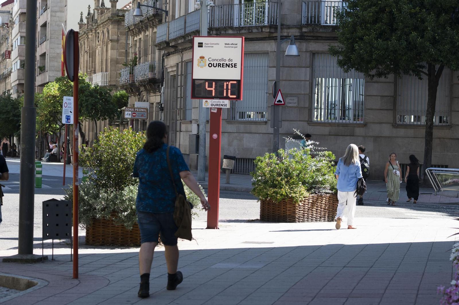 Galería | Los ourensanos combaten las altas temperaturas con sombras, piscinas y ríos