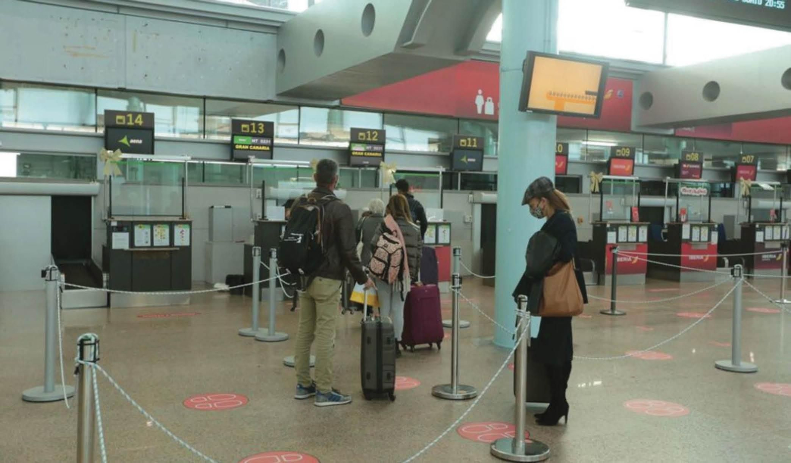 Un grupo de viajeros hace cola para facturar en el aeropuerto de Vigo.