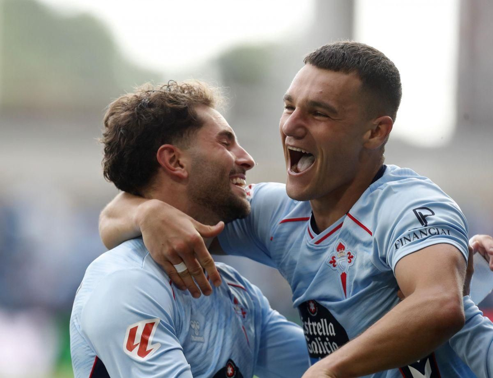 Ferran Jutglá celebra con Javi Rueda uno de sus goles.