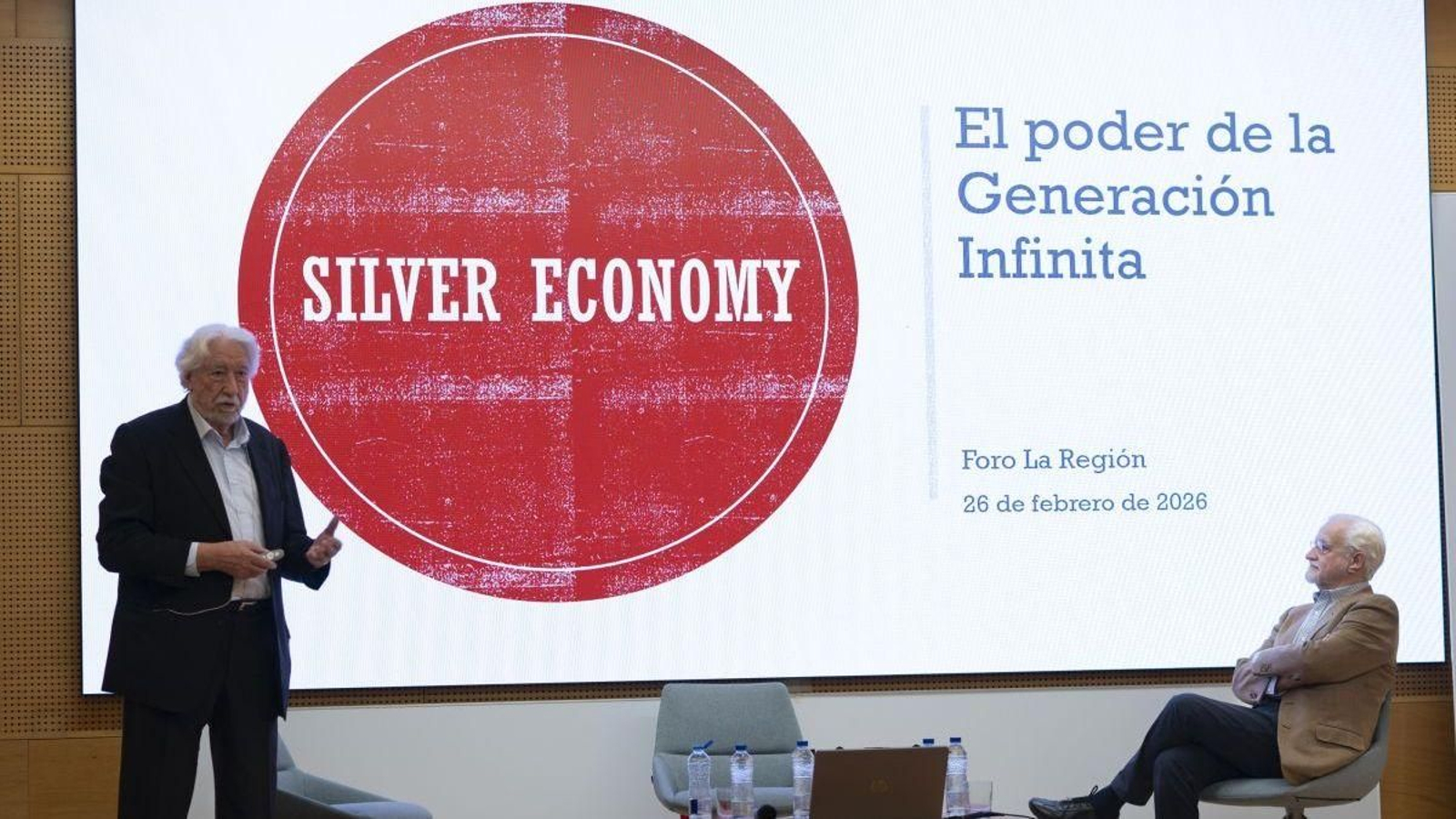 Agustín Medina se dirige al público asistente mientras Francisco González sigue la intervención a su lado.