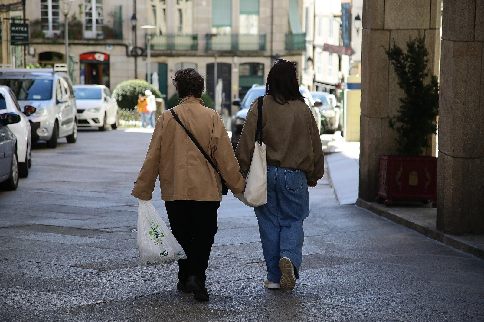 Dos mujeres caminan por las calles de la ciudad.