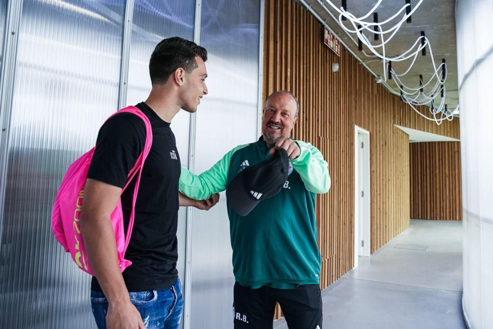 Douvikas acudió ayer a la ciudad deportiva que el Celta tiene en Mos.