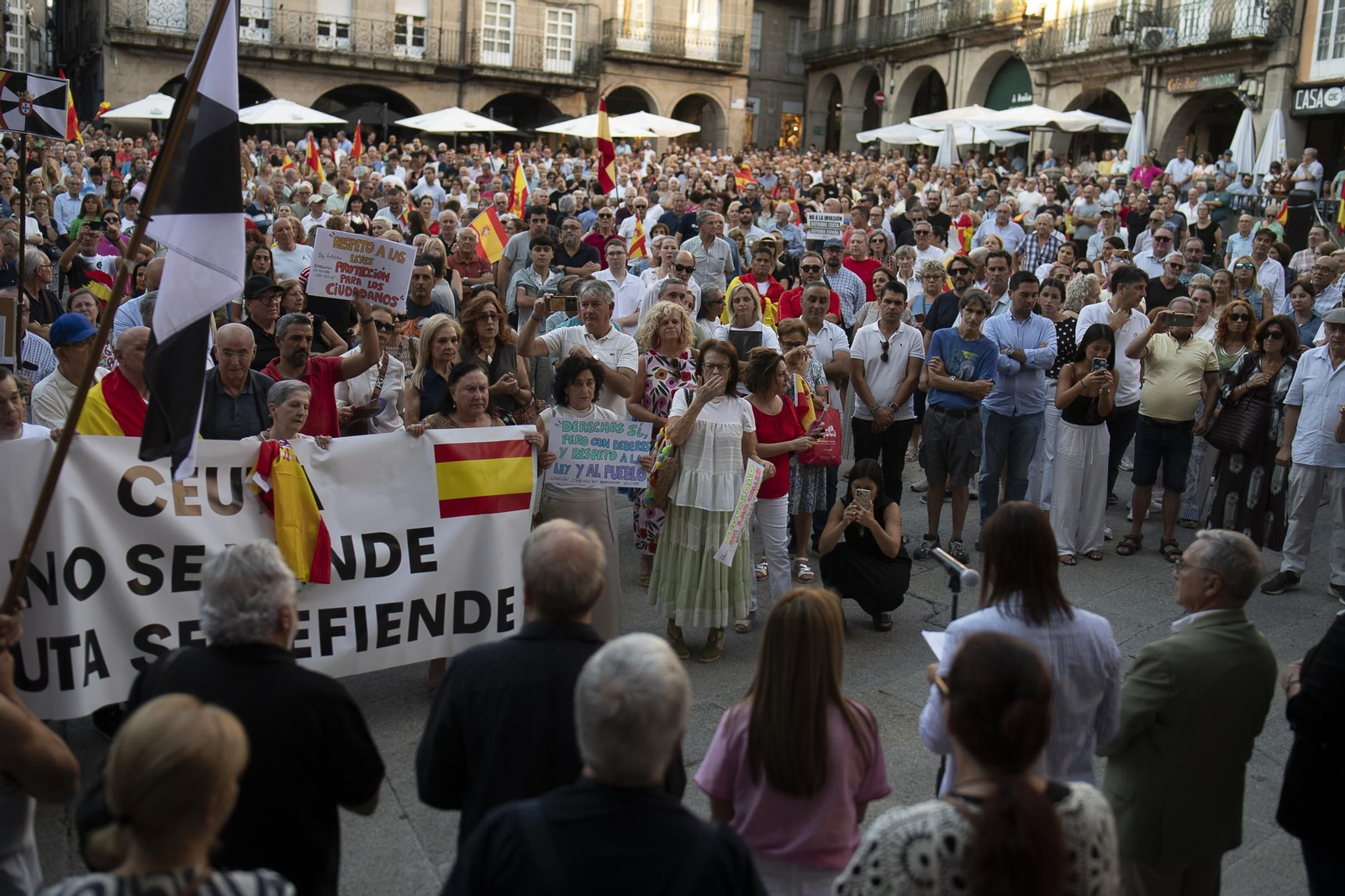 Vecinos y representantes políticos concentrados en la Praza Maior de Ourense frente al Concello durante la jornada de apoyo a Ceuta.