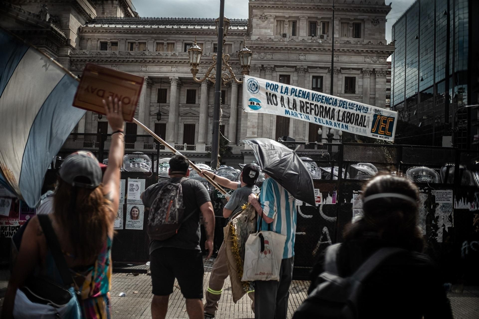Manifestantes frente al Senado argentino durante el debate de la reforma laboral