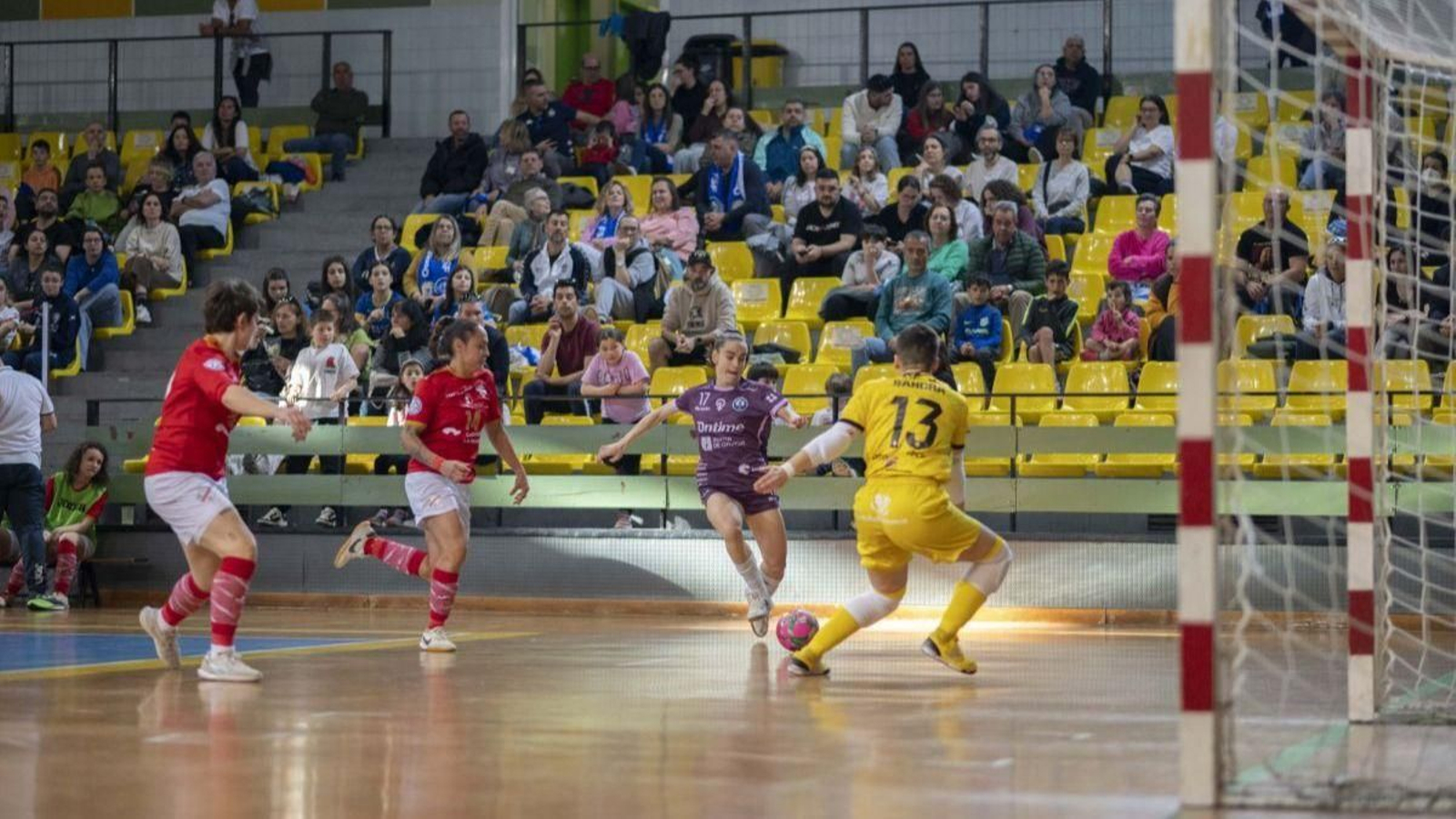 Carla Ayensa, jugadora del Ontime, encara la portería del Chiloeches en la cancha de Os Remedios.