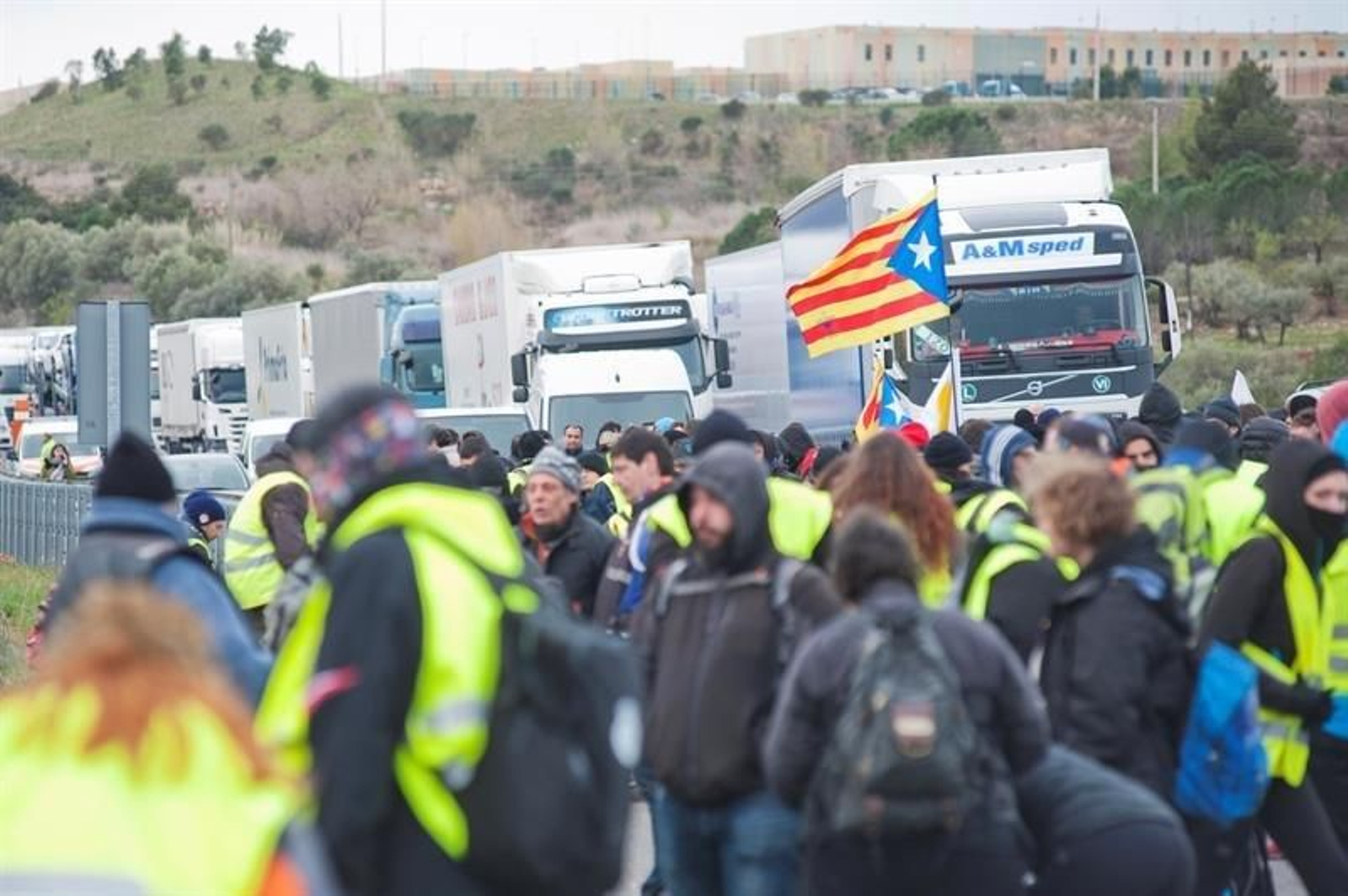 Cientos de personas han cortado desde primera hora de esta mañana la autopista AP-7 a la altura de la salida norte en Llers (Girona)