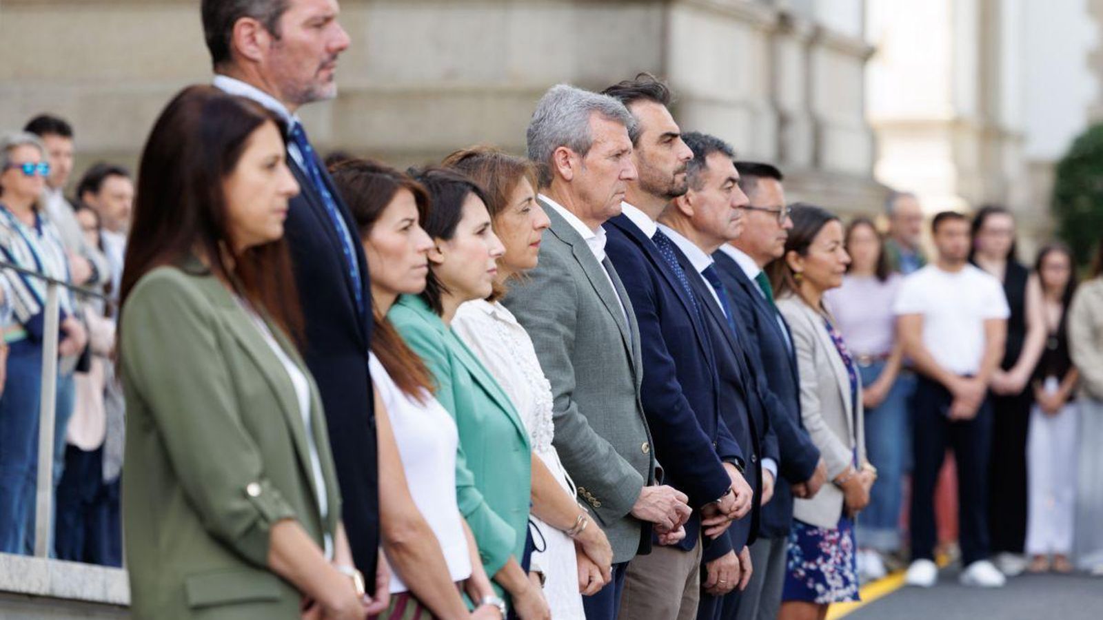 Alfonso Rueda (c) con los miembros de su Gobierno en el minuto de silencio en el edificio de San Caetano de Santiago.