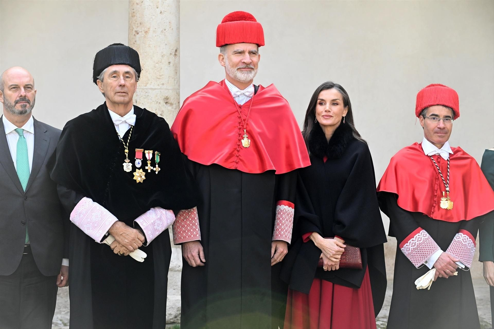 El presidente del Senado, Pedro Rollán, el rector del centro, José Vicente Saz Pérez, Rey Felipe y la Reina Letizia a la salida del acto de investidura como Doctor Honoris Causa por la Universidad de Alcalá