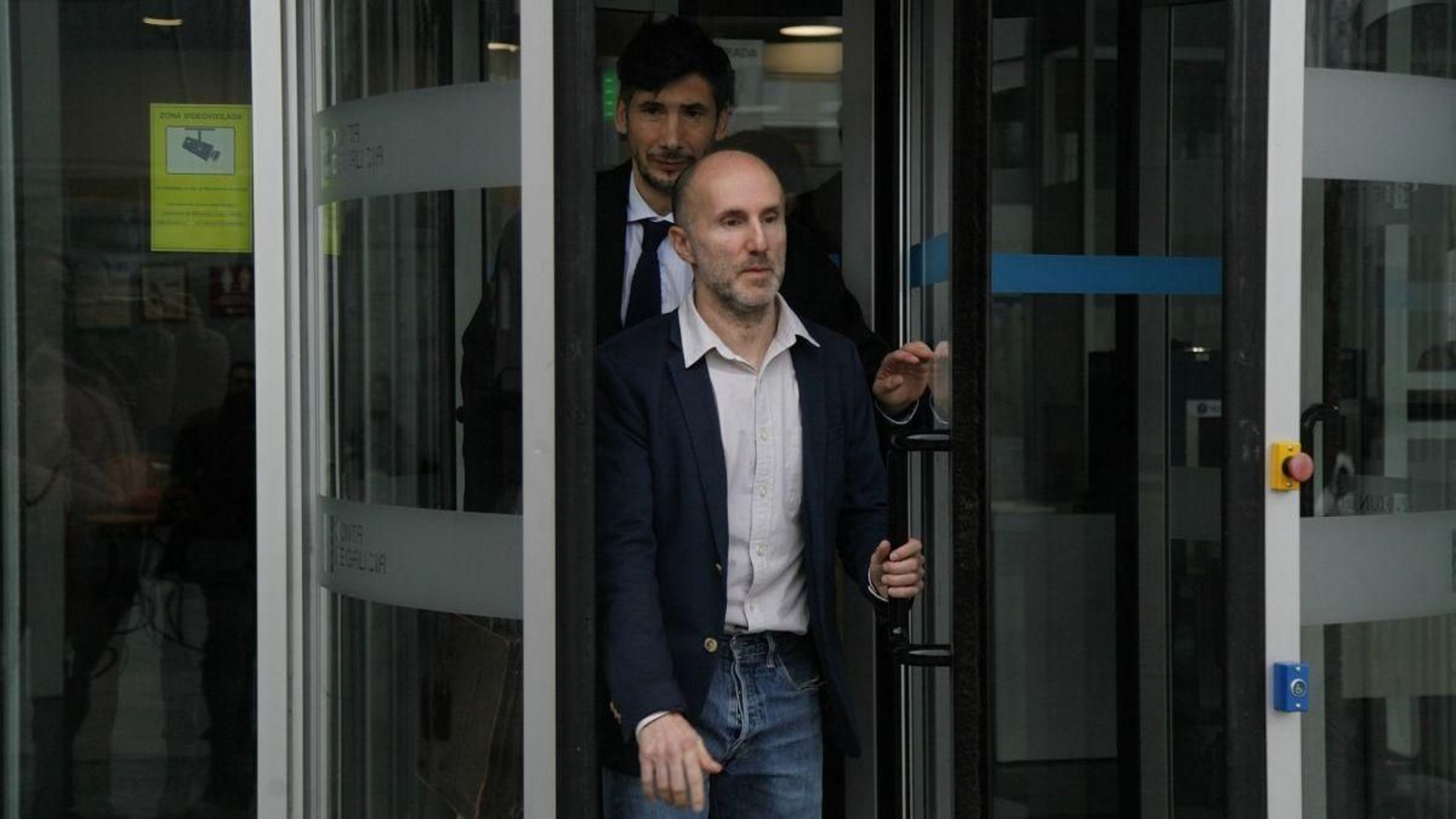 Pérez Jácome sale de los juzgados de la ciudad.