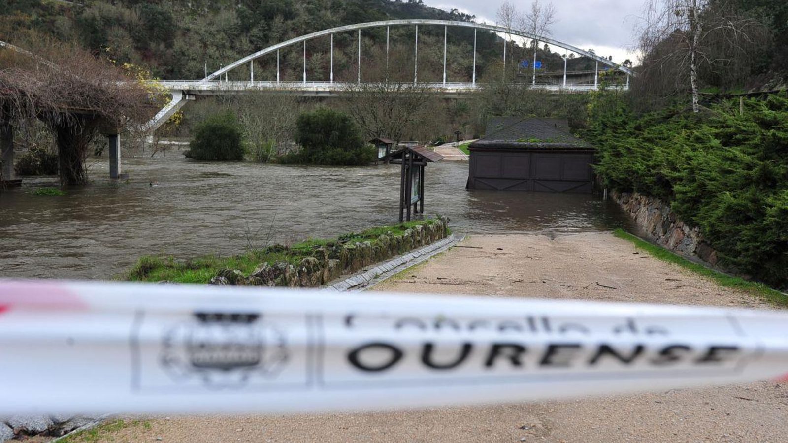 El Miño llegó ayer a sepultar las termas públicas de Burga de Canedo y Outariz, cortando el paseo.