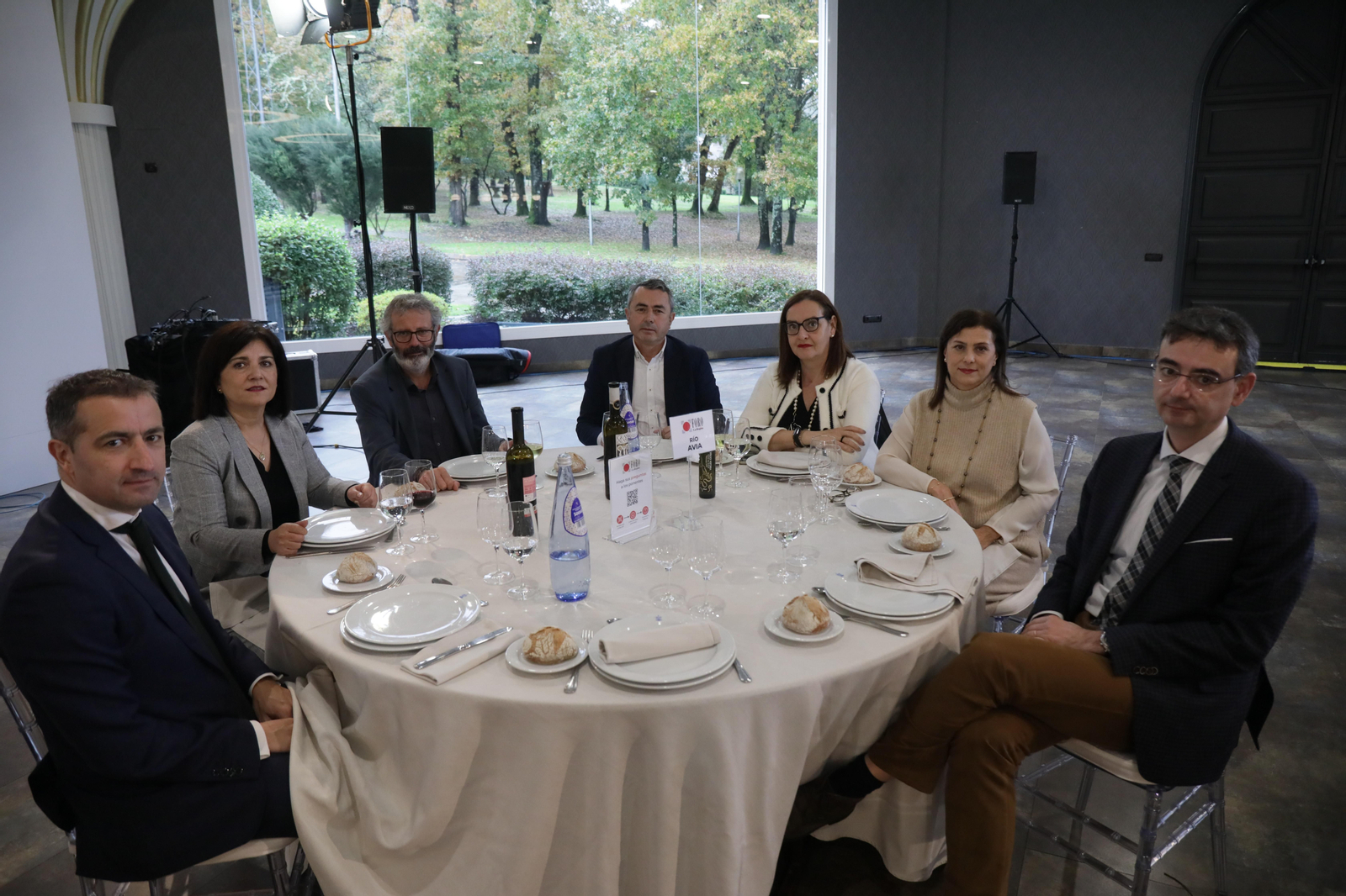 RÍO AVIA: Luis López, de Abanca; Conchi Fernández, de La Región; Fernando Blanco, de Ferro Abogados; José Manuel López Canal, gerente de la Fundación Dorzán; Ana Pumar, de Apumar Auditores; Loli Alonso, de Atlántico Diario, y Ramón Gayoso, del Banco Sabadell. (JOSÉ PAZ)