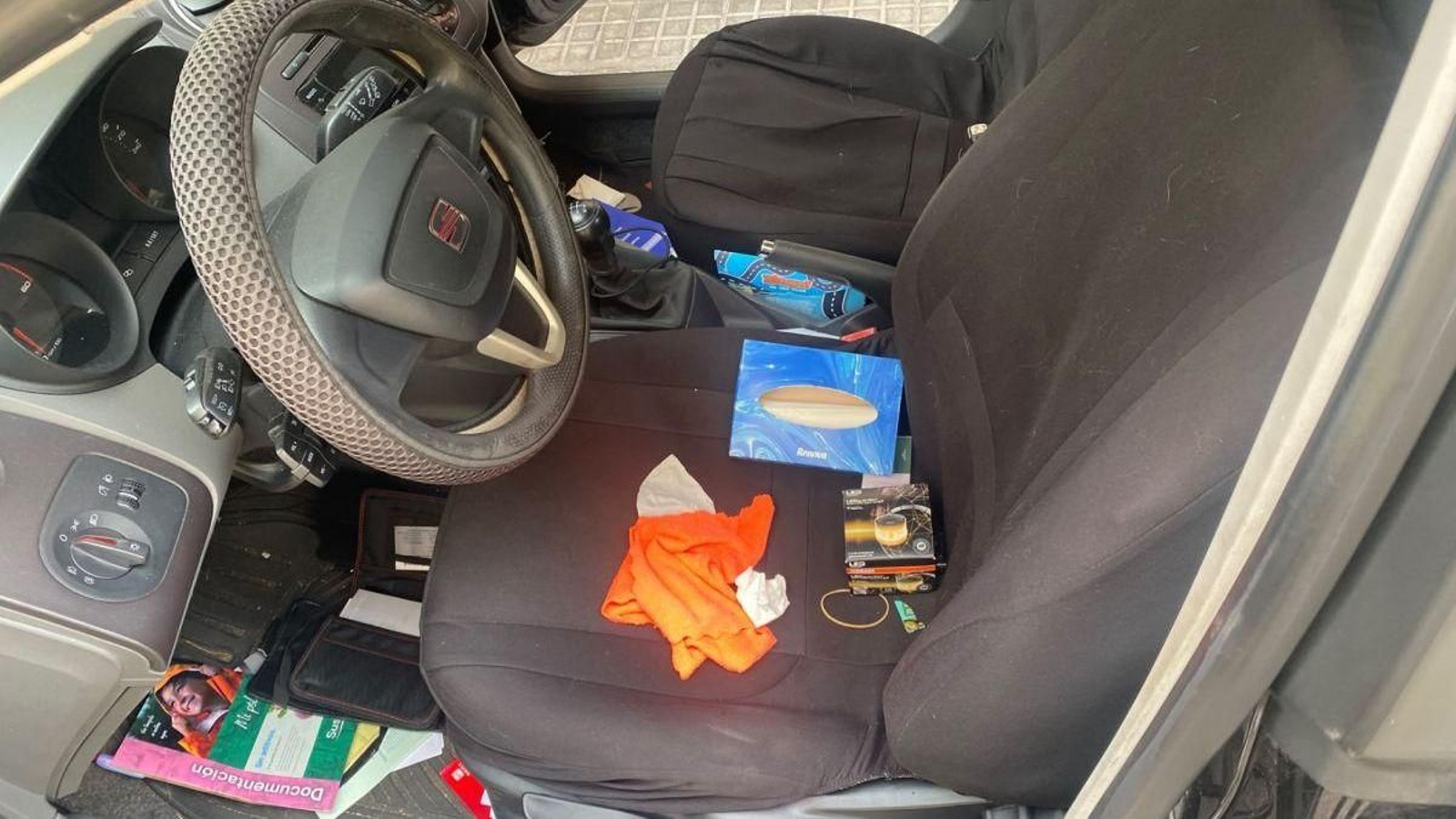 El interior del coche afectado, todo revuelto.