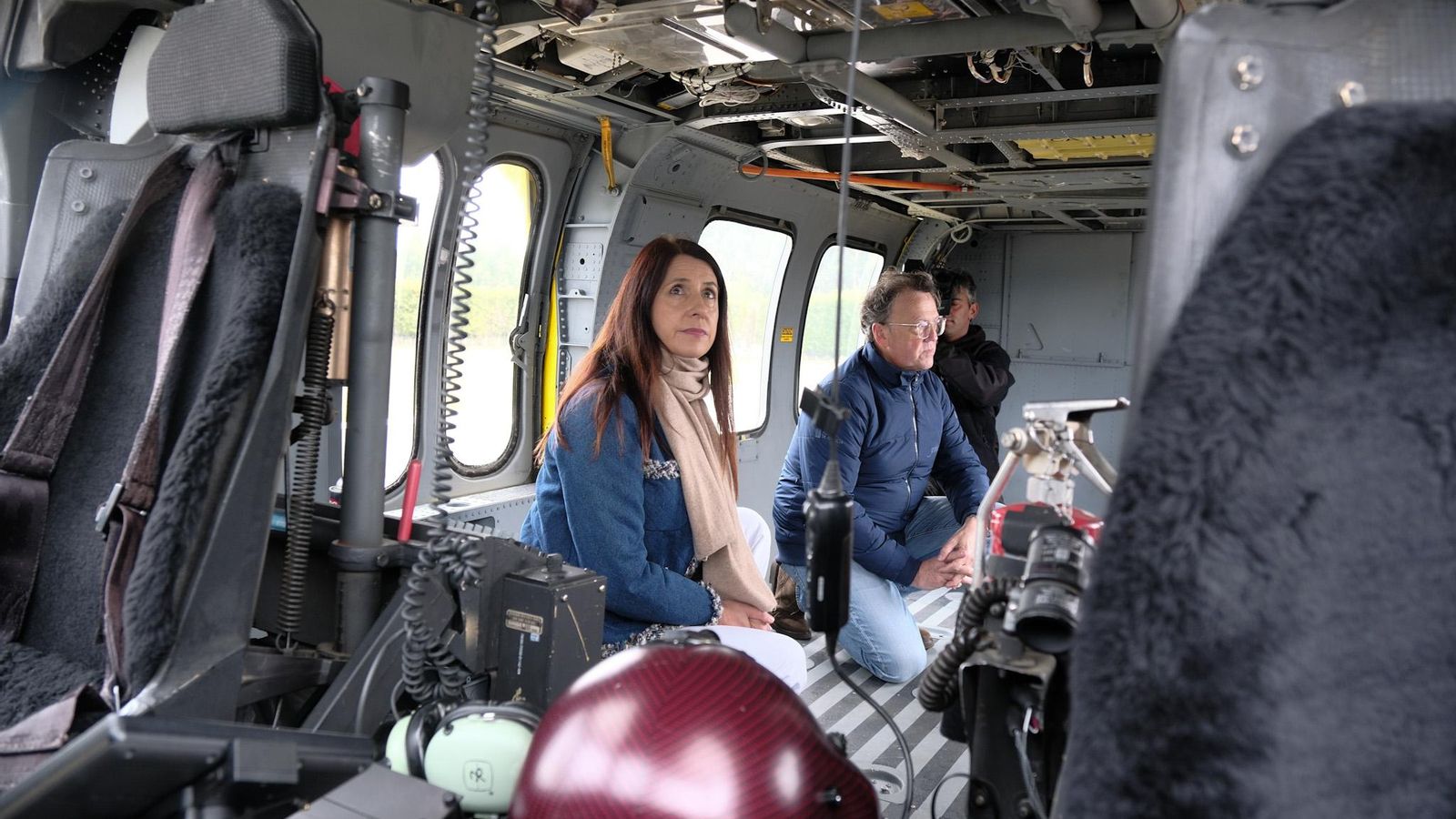 María José Gómez, conselleira de Medio Rural, y Manuel Francisco, director xeral de Defensa do Monte, en el interior del helicóptero.