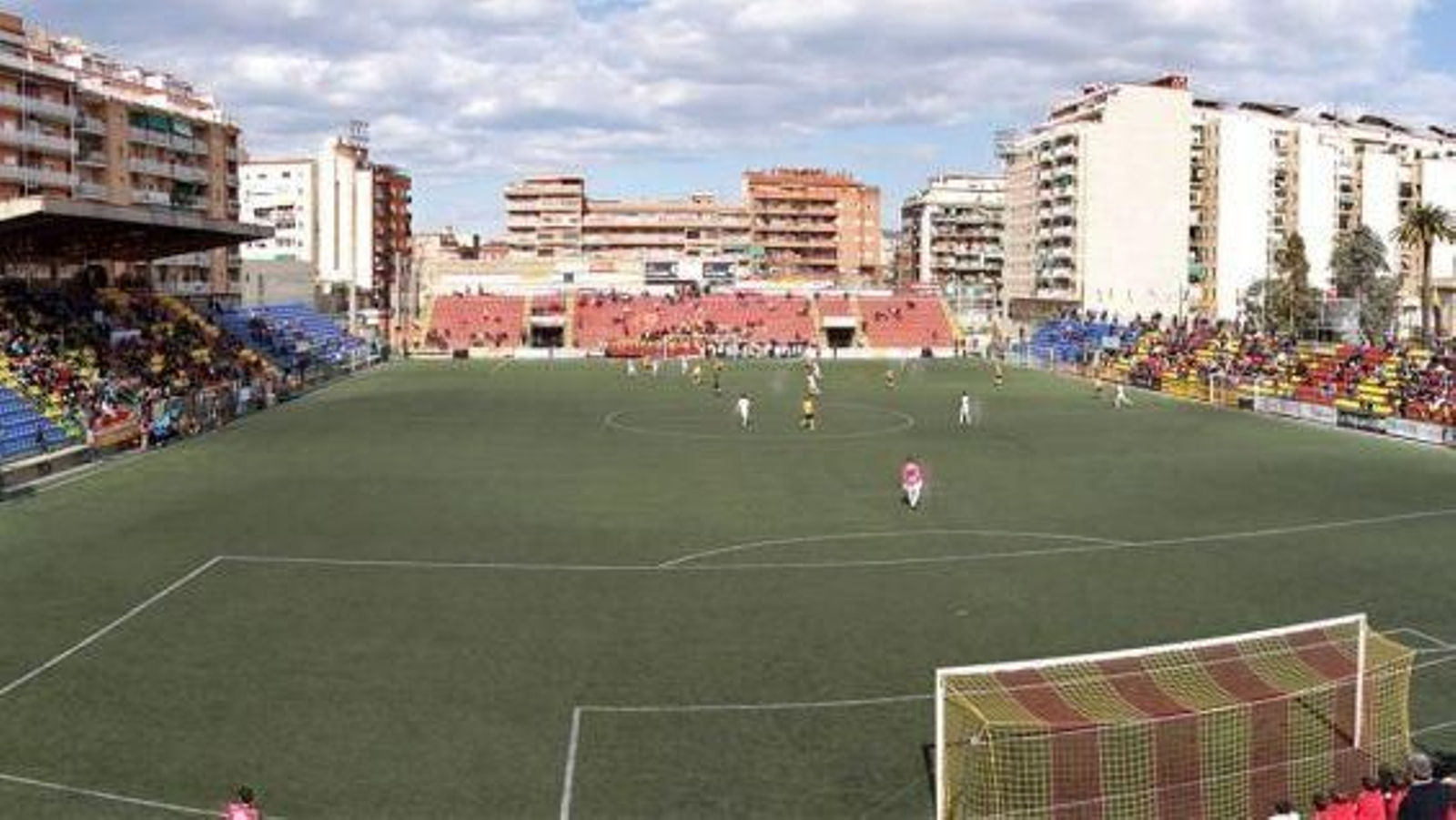 Vista panorámica del estadio del Sant Andreu, donde el club local se hace fuerte cada 15 días.