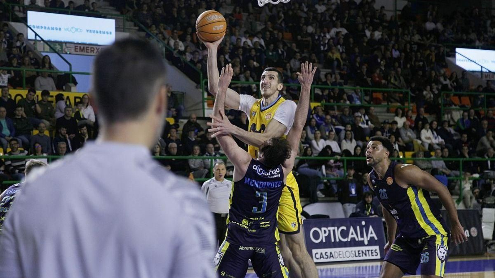 Unai Mendikote pone la cara ante el gigante Dejan Kravic.