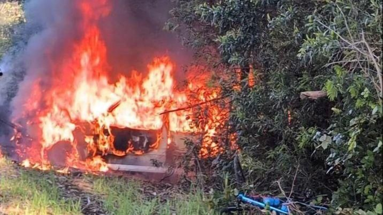El coche ardiendo tras el impacto en Mondariz.