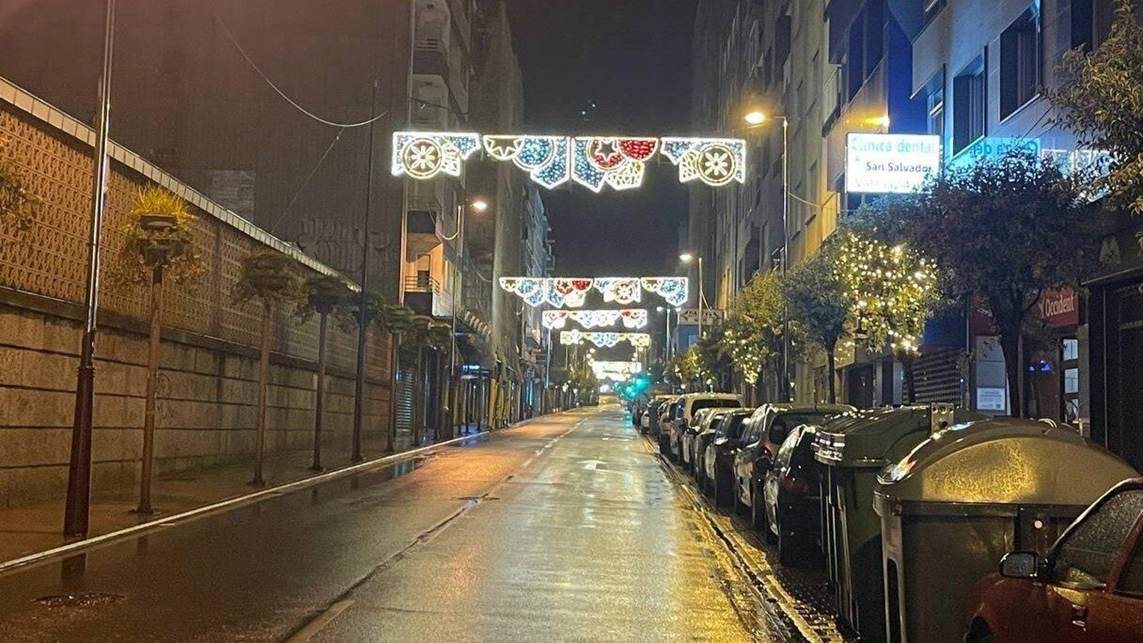 El alumbrado navideño de Sanjurjo Badía se encendió este viernes de madrugada. // M.M.R.