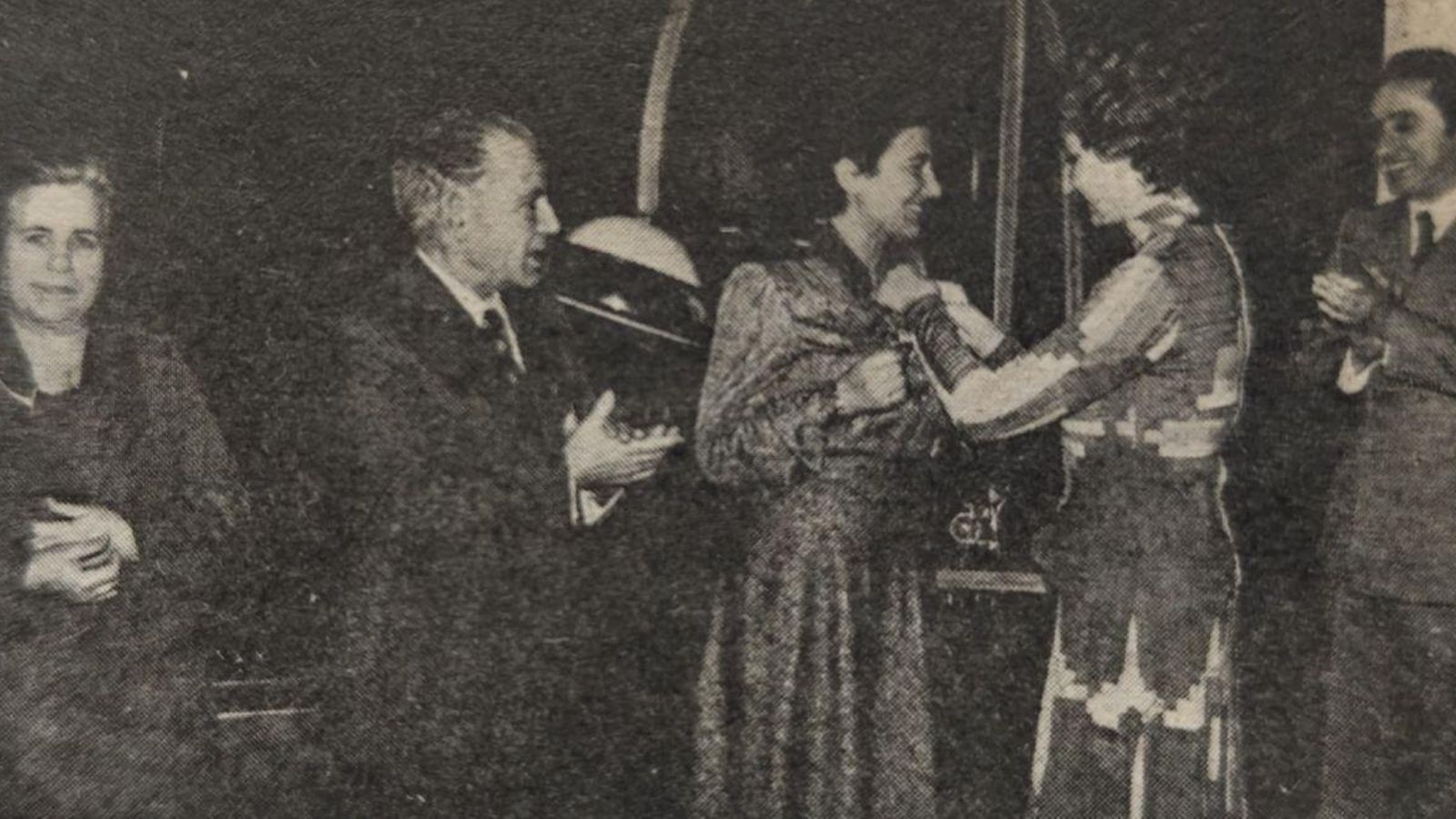 Doña Joaquina Gallego Jorreto recibe la distinción.