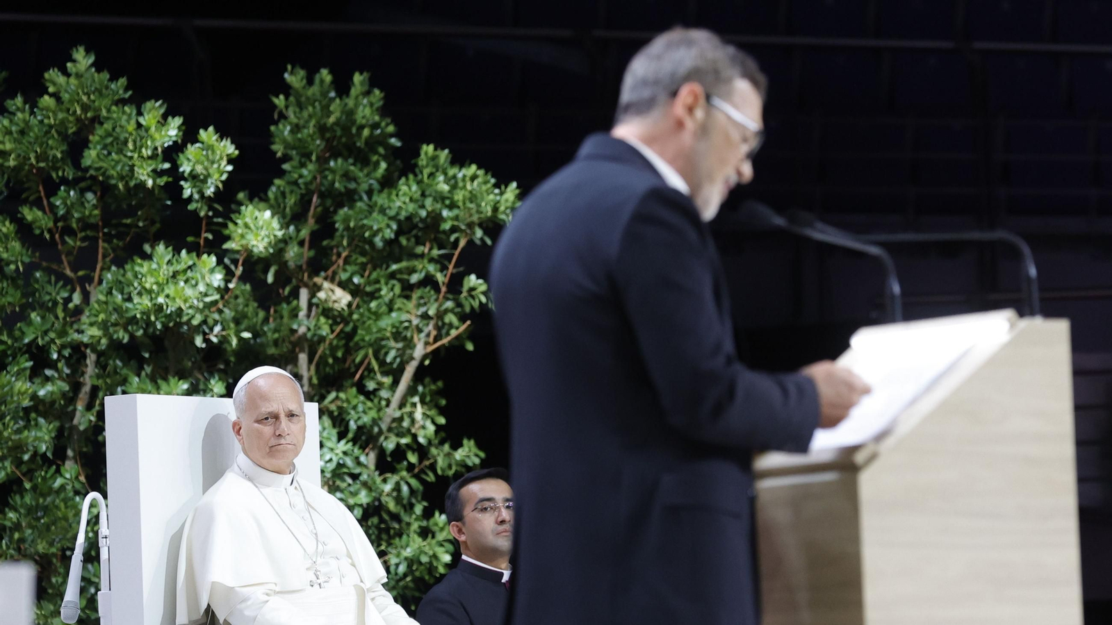 El actor Antonio Banderas interviene durante el encuentro 'Tejer redes con el mundo de la cultura, la educación, la empresa y el deporte', en el Movistar Arena