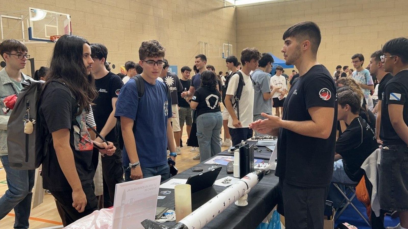 Varios alumnos atienden en el stand de UVigo Aerotech en la jornada de bienvenida de ayer.