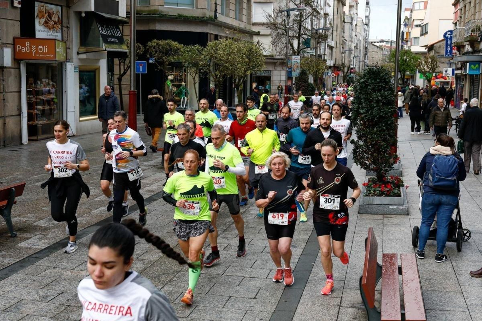 Participantes en la carrera 5+5, ayer a su paso por el tramo peatonal del Calvario.