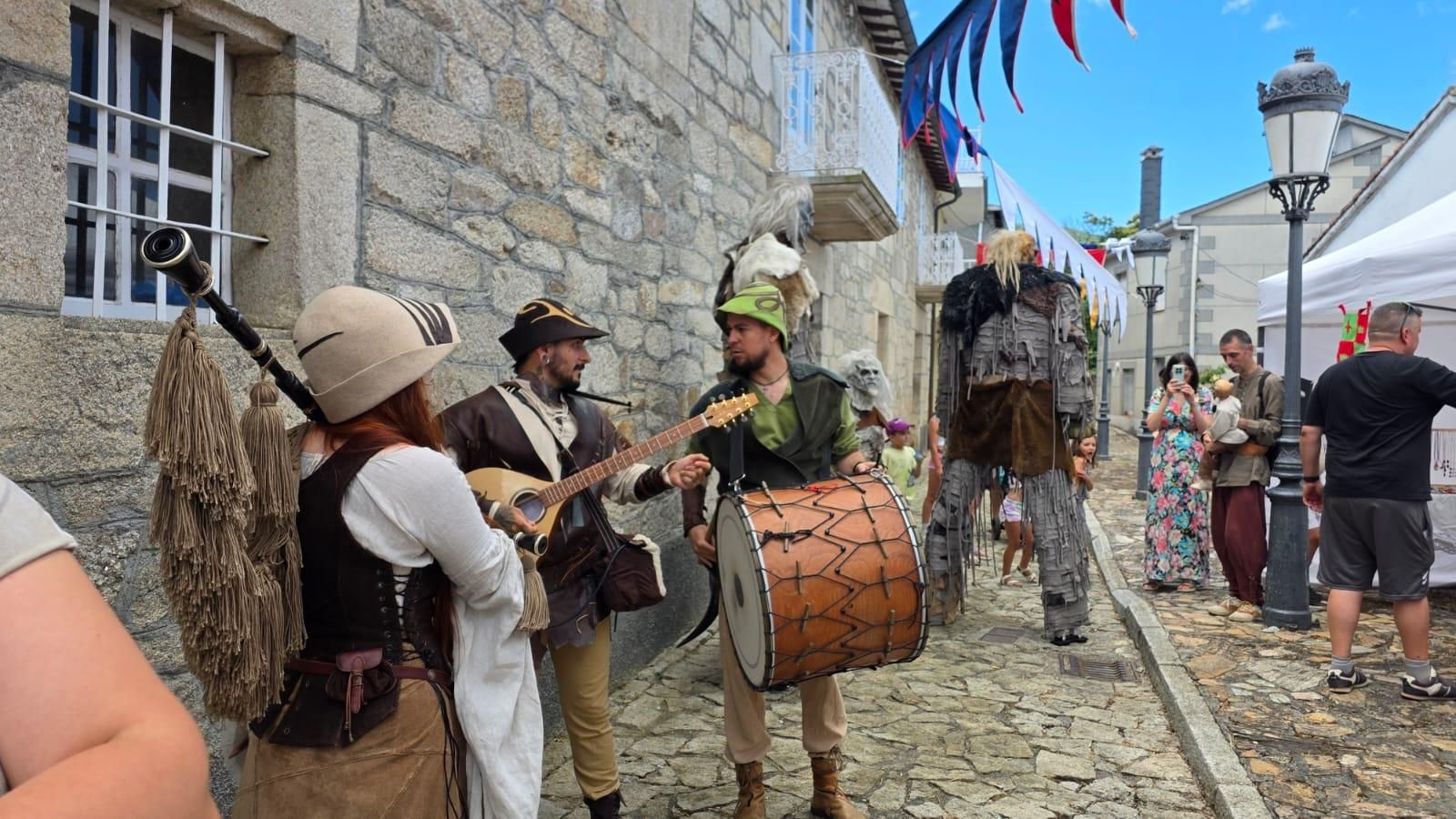 Galería | Manzaneda viaja al pasado con el éxito de su primera feria medieval