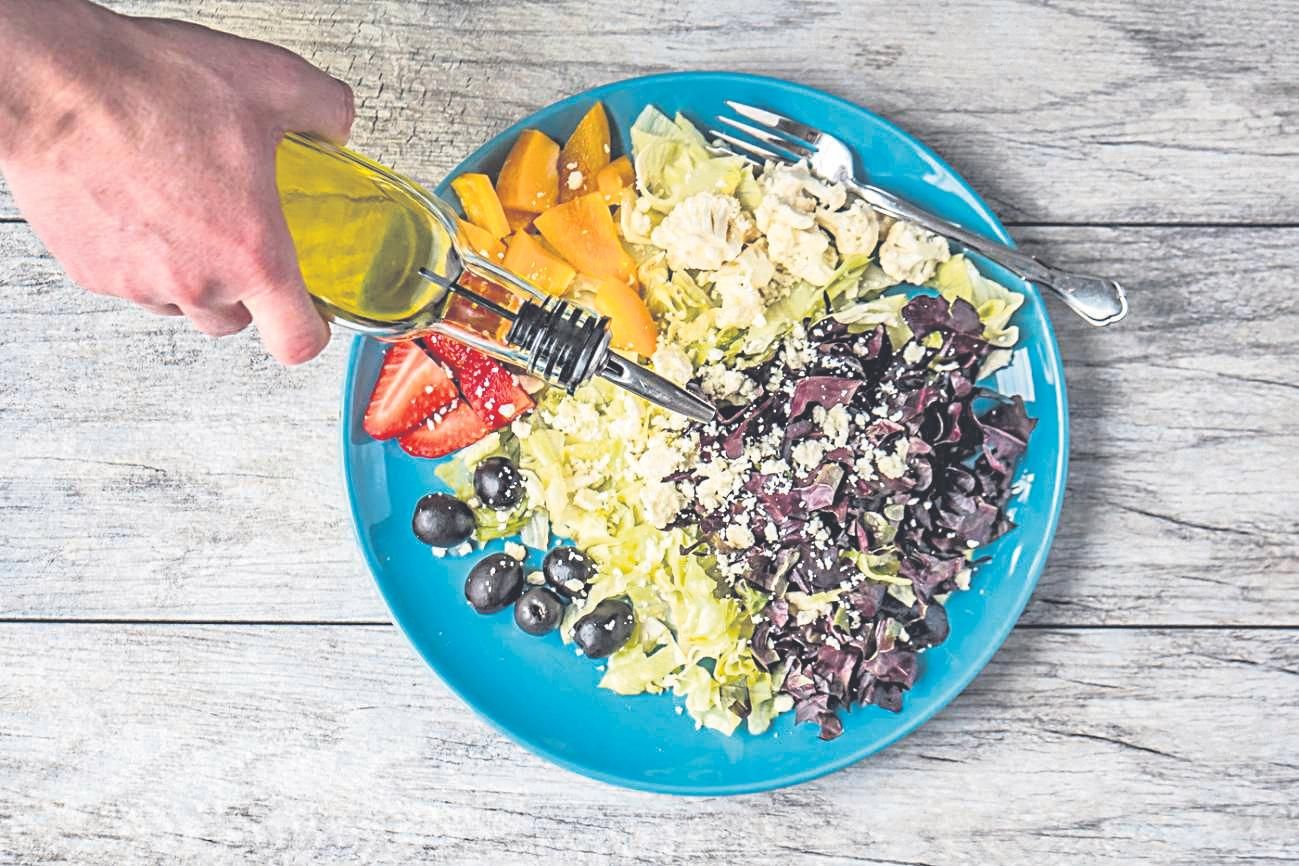 La dieta mediterránea se caracteriza por el uso del aceite de oliva, vegetales y cantidades moderadas de origen animal.