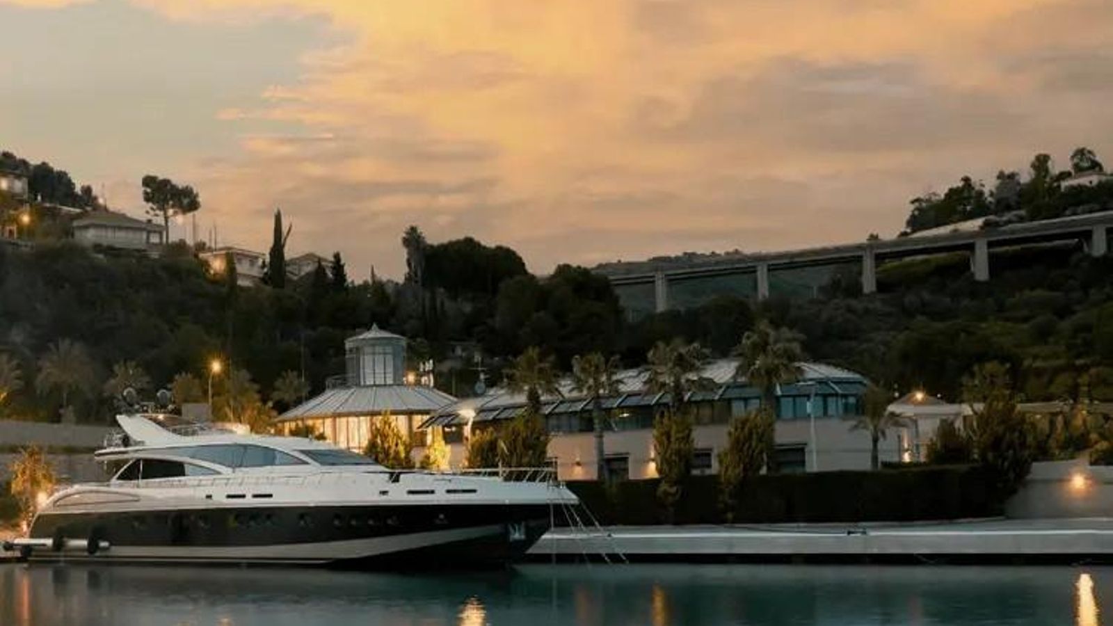 Un yate en puerto, en Italia