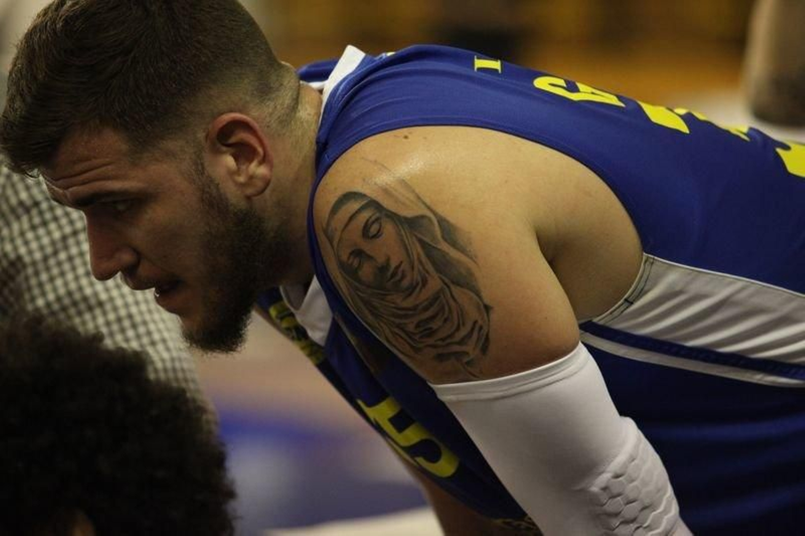 Fran Guerra atendiendo a las explicaciones de Gonzalo García de Vitoria.