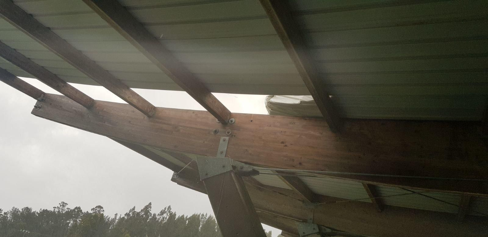 Cubierta de la madroa rota por temporal // JV LAndín