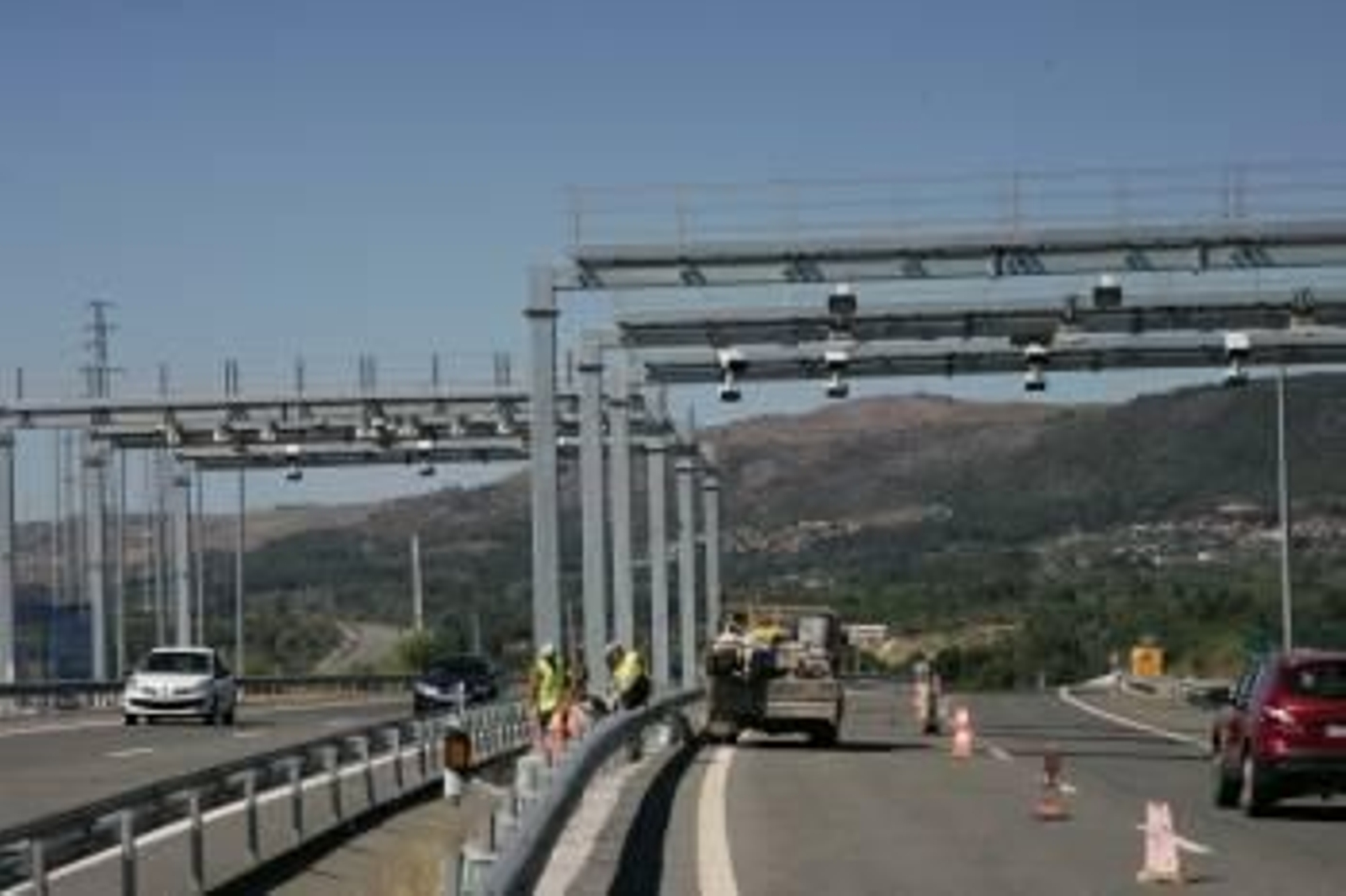 Operarios ultimando detalles tras la instalación de las cámaras para el cobro del peaje. (Foto: MARCOS ATRIO)