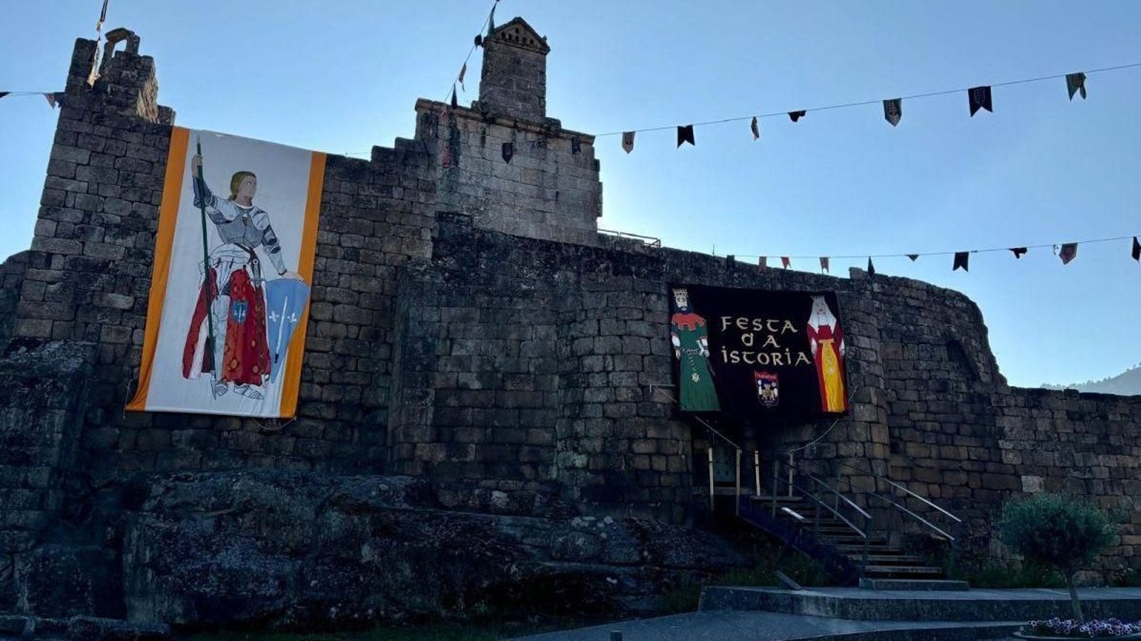 El Castillo de Ribadavia, engalanado para una nueva edición de la Festa da Istoria.